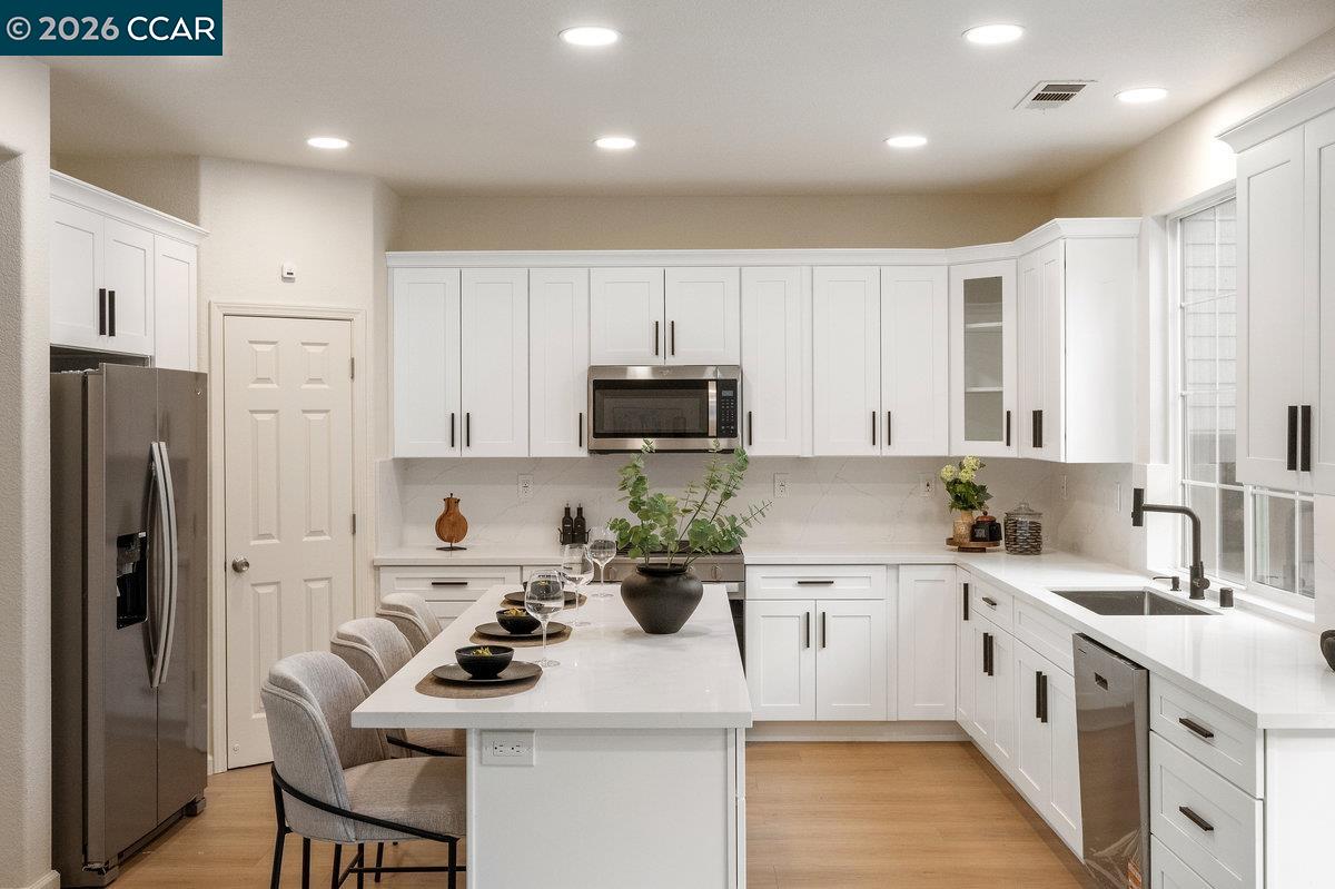 Detail Gallery Image 9 of 40 For 230 Wisteria Ln, Tracy,  CA 95377 - 4 Beds | 3 Baths