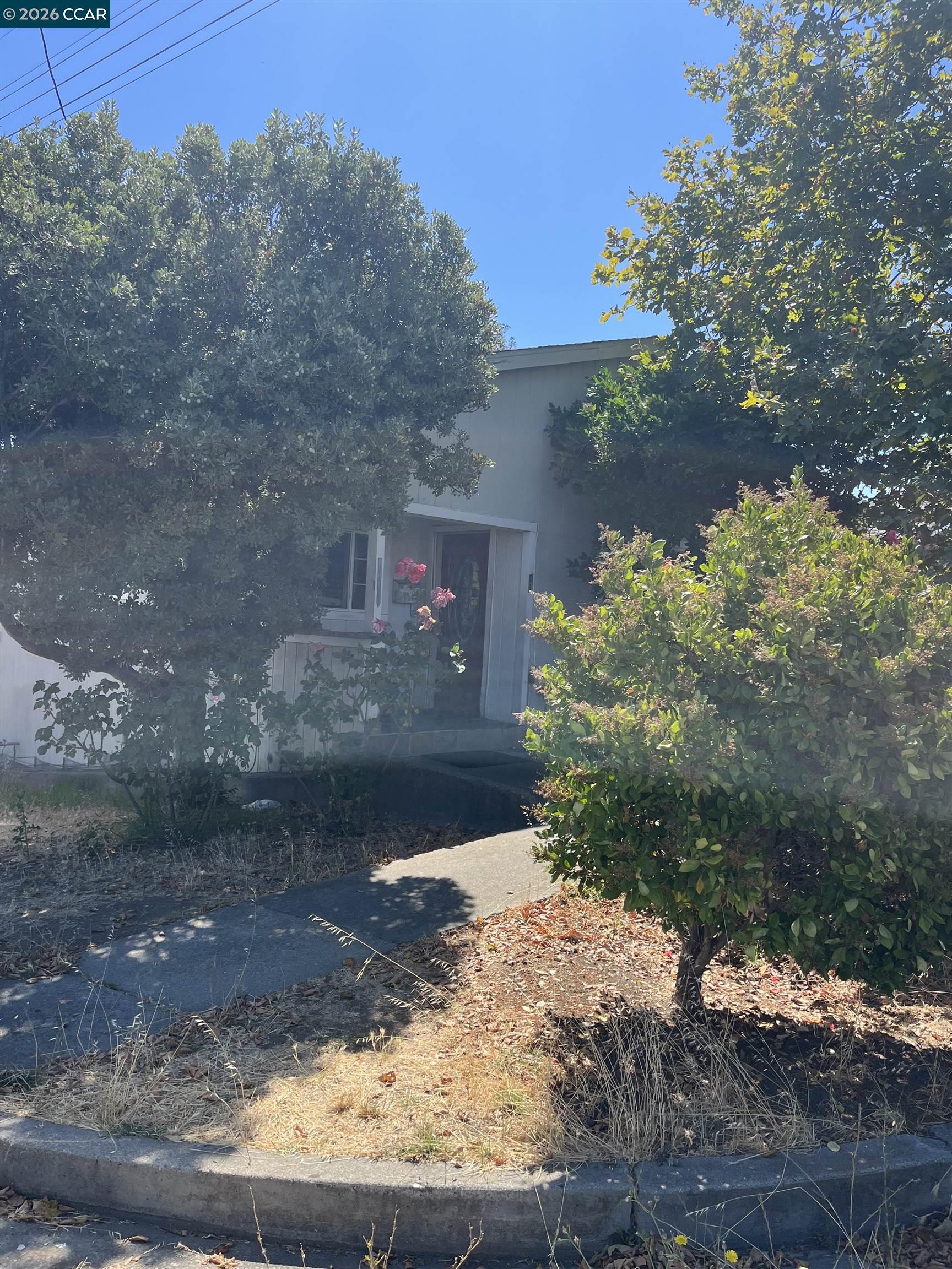 Detail Gallery Image 2 of 6 For 201 Lake Ave, Rodeo,  CA 94572 - 2 Beds | 1 Baths