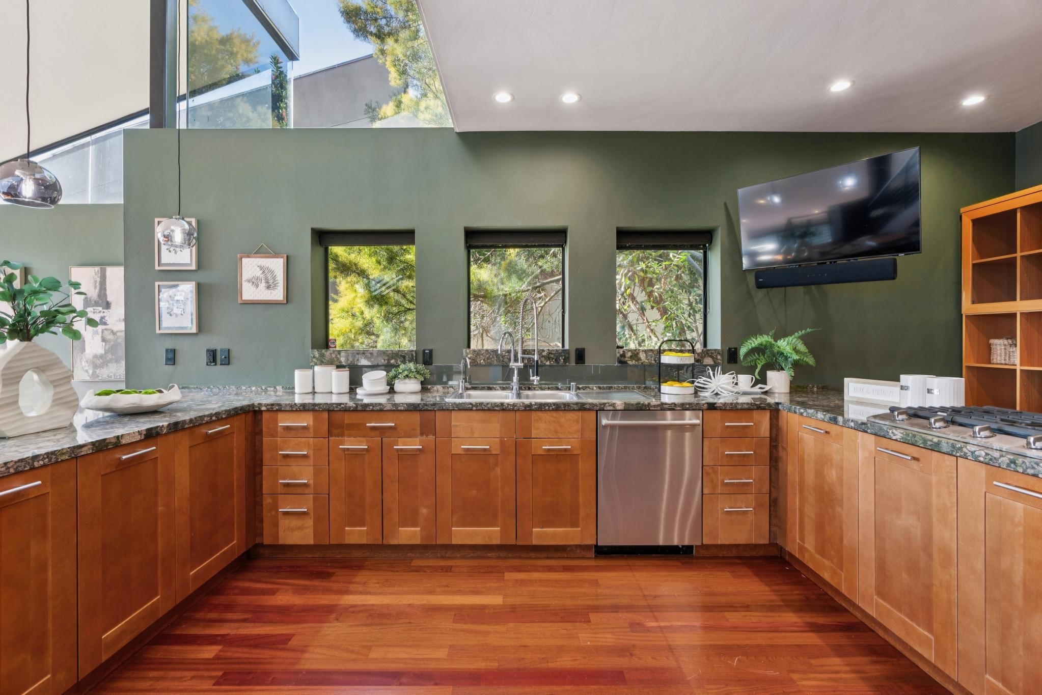 Detail Gallery Image 11 of 60 For 6353 Skyline Blvd, Oakland,  CA 94611 - 4 Beds | 3 Baths