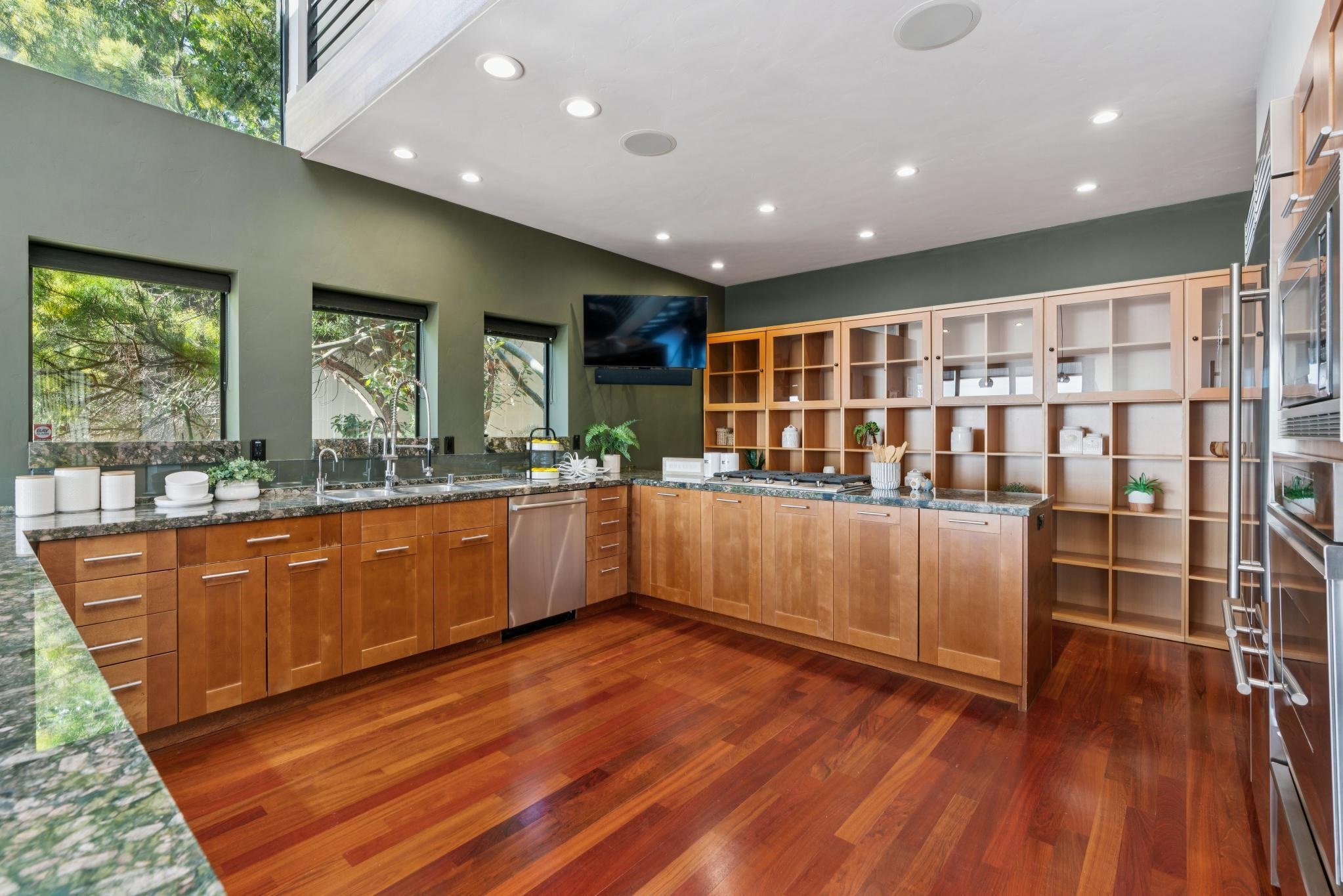 Detail Gallery Image 12 of 60 For 6353 Skyline Blvd, Oakland,  CA 94611 - 4 Beds | 3 Baths