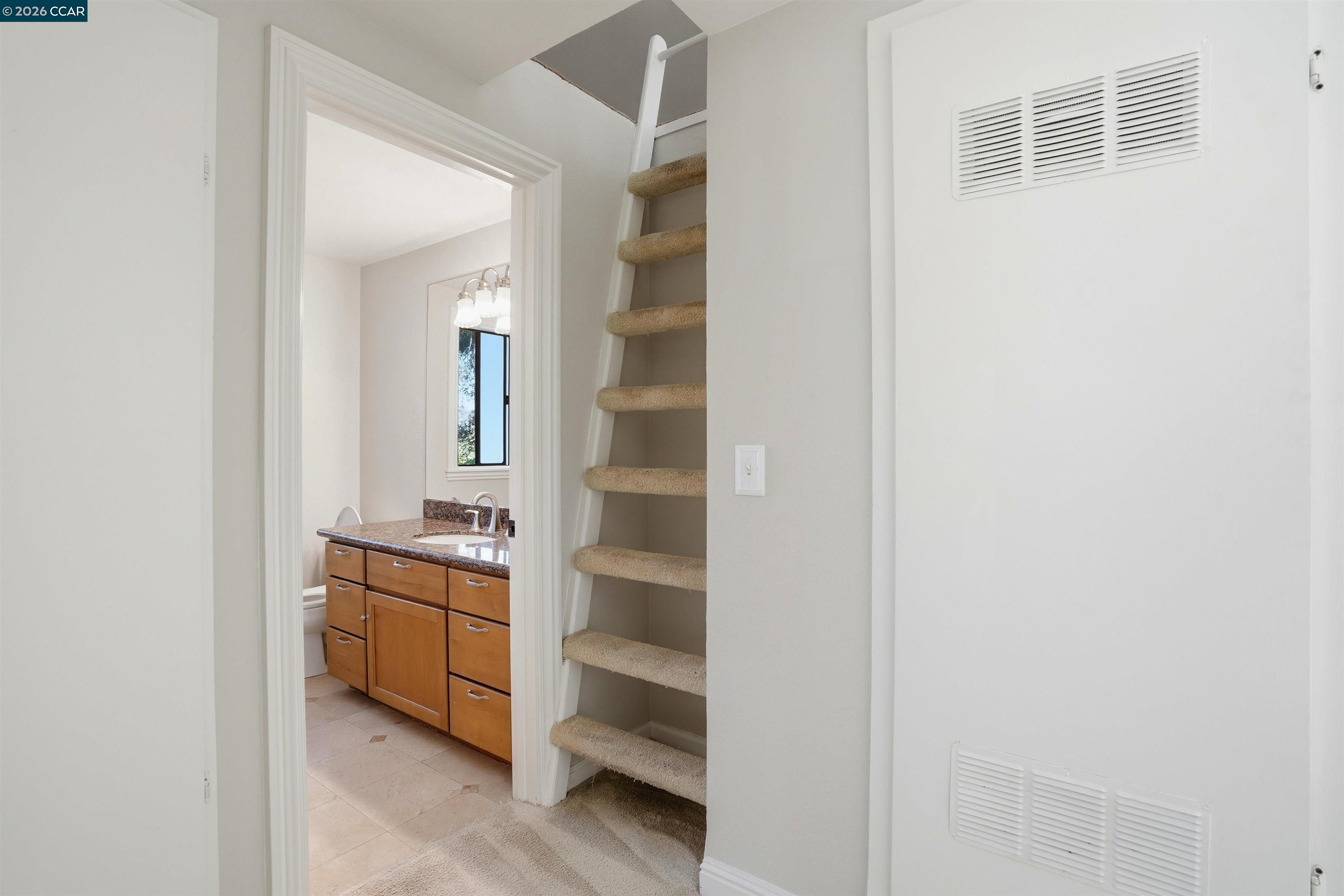 Detail Gallery Image 22 of 32 For 824 Cedar St #B,  Redwood City,  CA 94063 - 2 Beds | 1/1 Baths