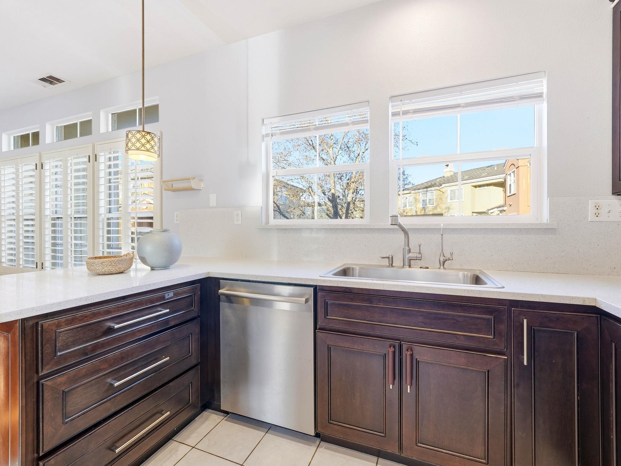 Detail Gallery Image 11 of 28 For 3622 Fitzsimmons Cmn, Fremont,  CA 94538 - 3 Beds | 2/1 Baths