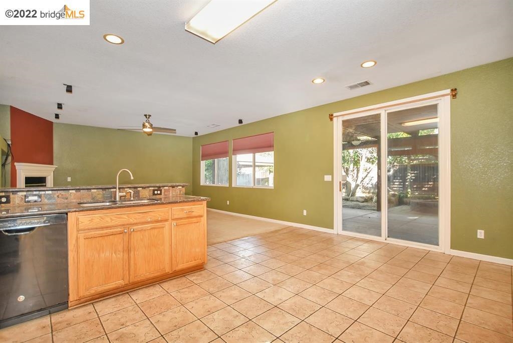 Detail Gallery Image 7 of 21 For 5127 Plumwood Way, Antioch,  CA 94531 - 5 Beds | 3/1 Baths