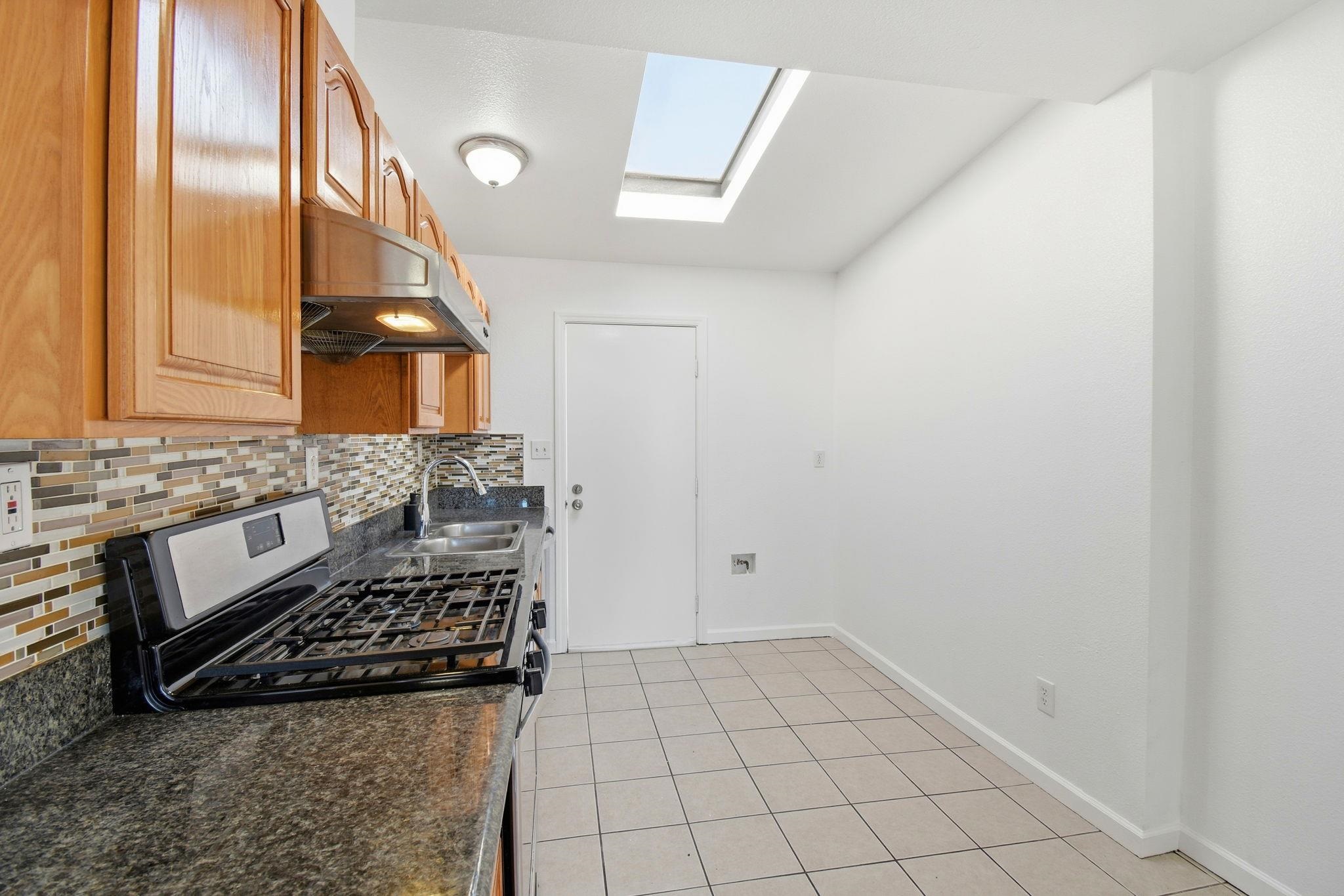 Detail Gallery Image 15 of 38 For 2122 E 25th St, Oakland,  CA 94606 - 3 Beds | 2 Baths