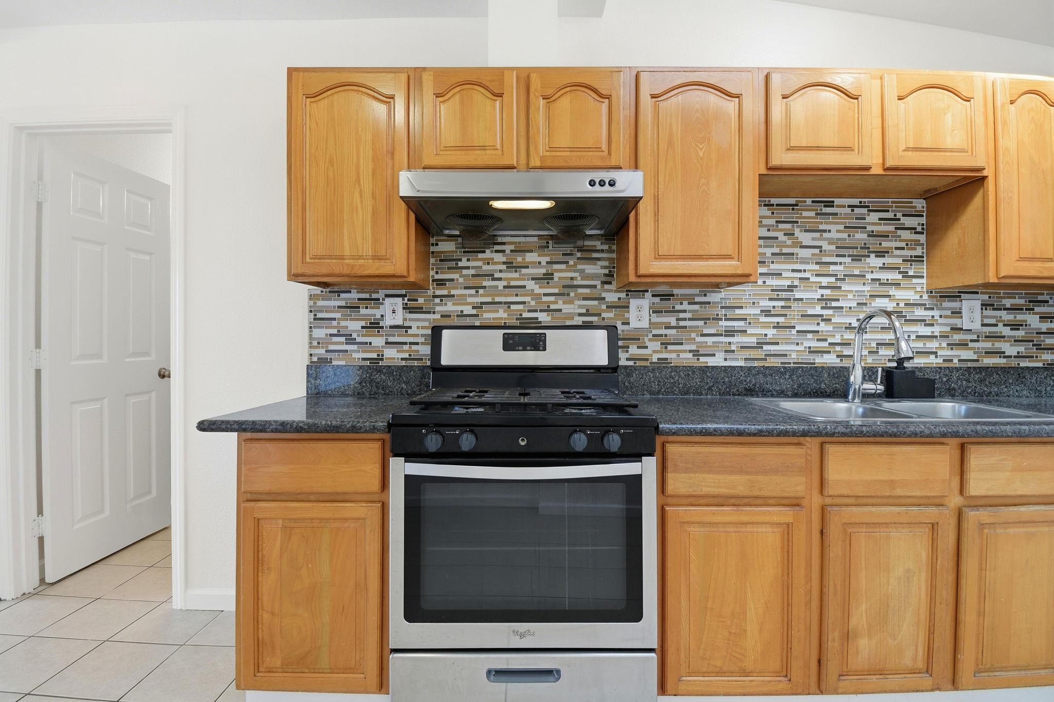 Detail Gallery Image 17 of 38 For 2122 E 25th St, Oakland,  CA 94606 - 3 Beds | 2 Baths