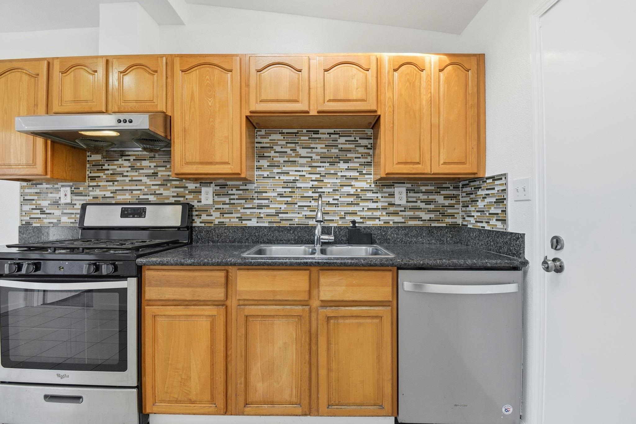 Detail Gallery Image 5 of 38 For 2122 E 25th St, Oakland,  CA 94606 - 3 Beds | 2 Baths