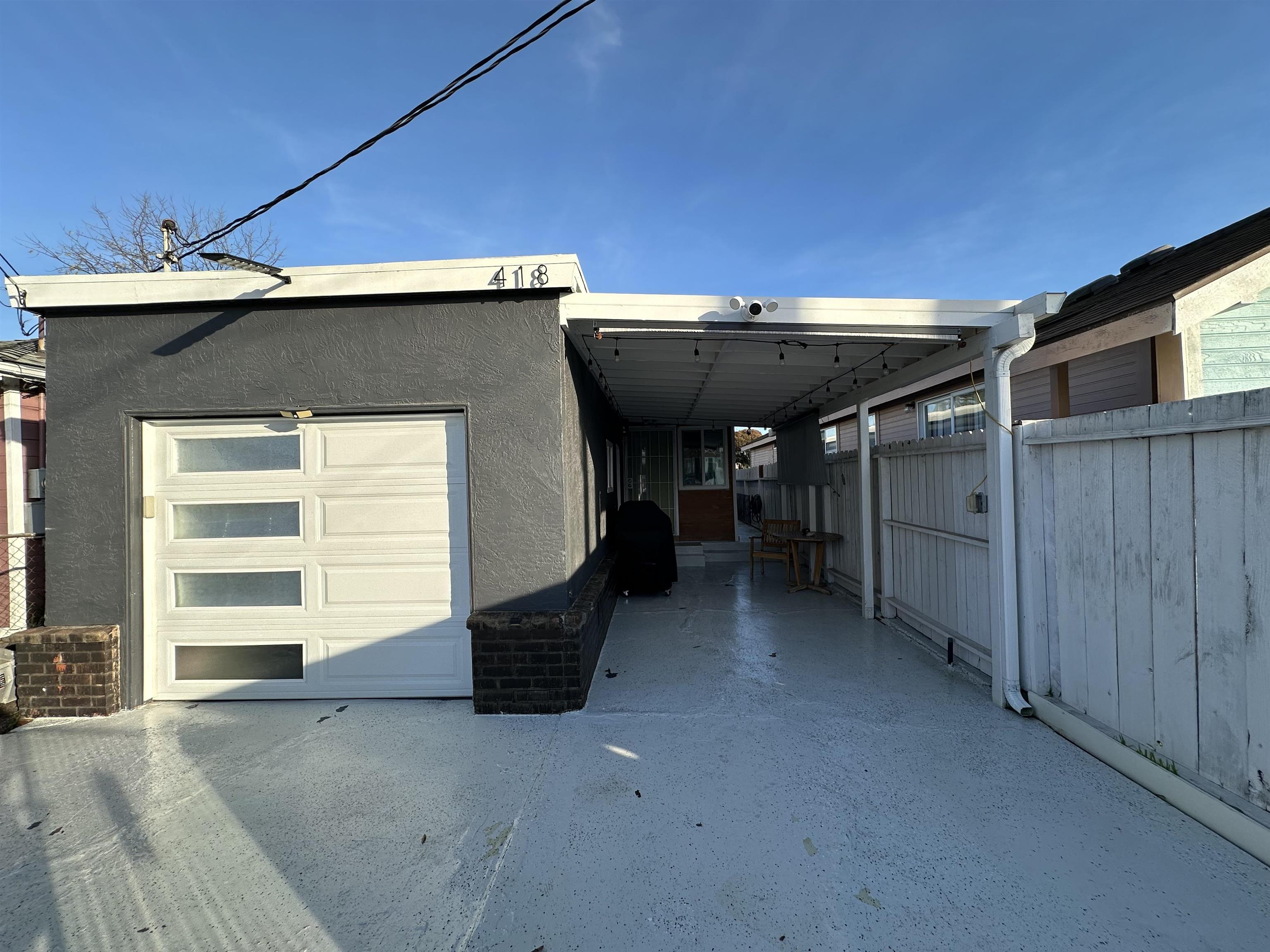 Detail Gallery Image 2 of 13 For 418 Douglas Ave, Oakland,  CA 94603 - 2 Beds | 1 Baths