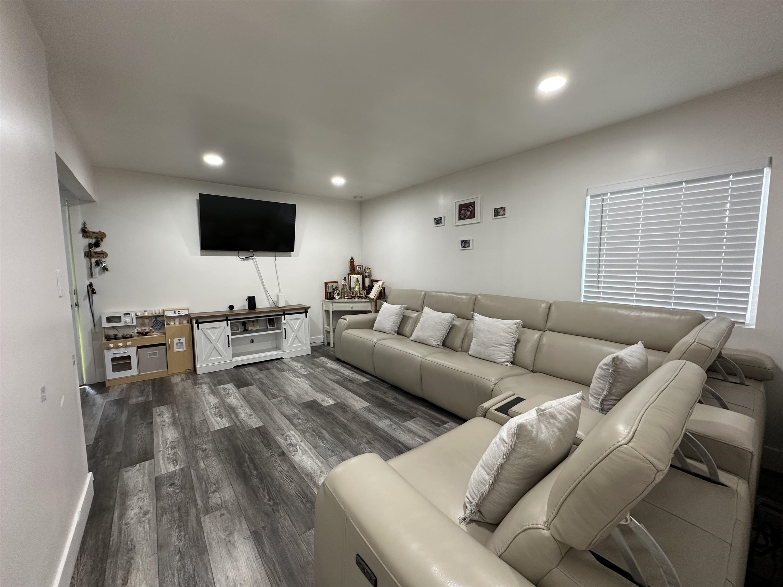 Detail Gallery Image 3 of 13 For 418 Douglas Ave, Oakland,  CA 94603 - 2 Beds | 1 Baths