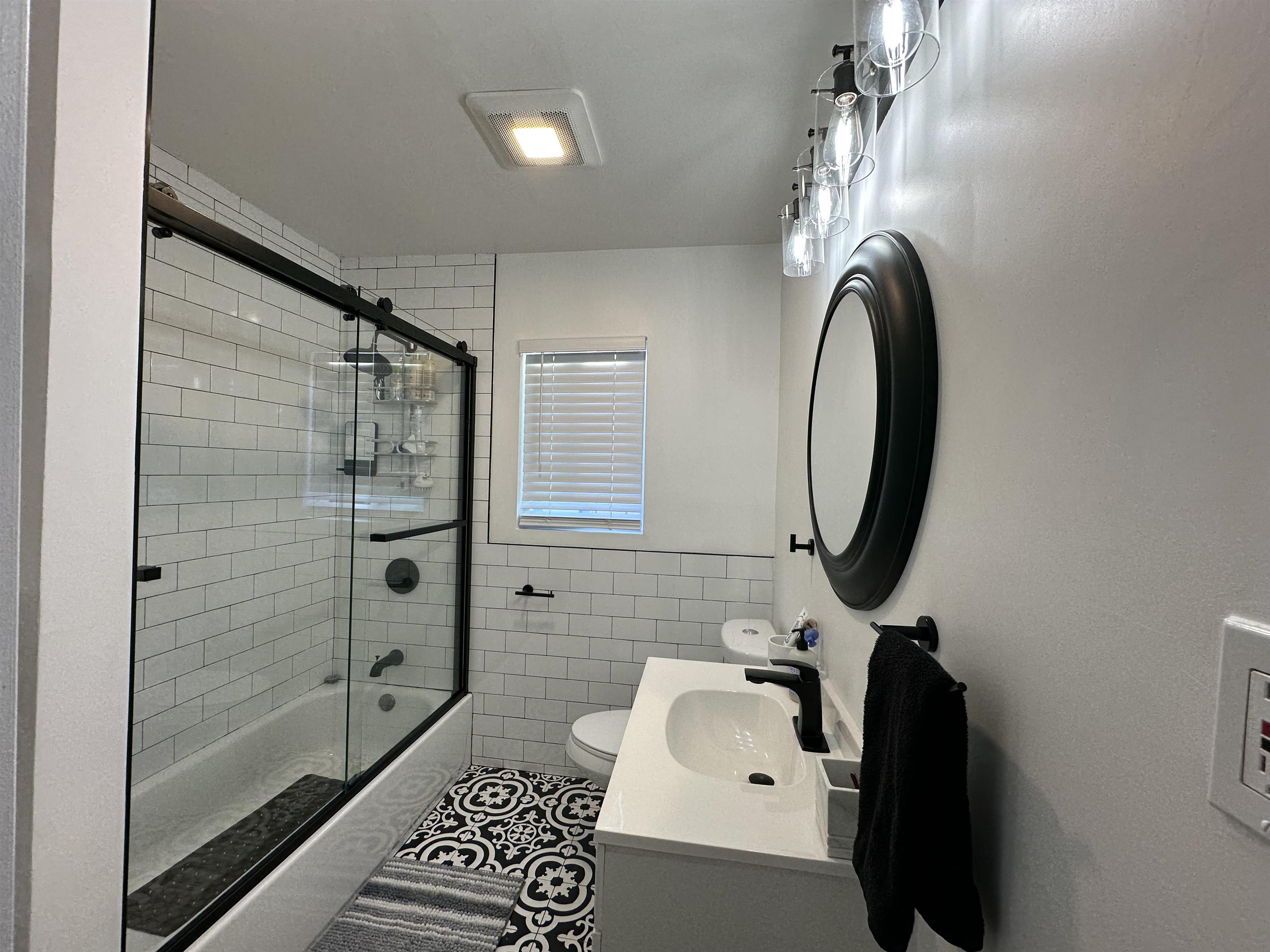 Detail Gallery Image 6 of 13 For 418 Douglas Ave, Oakland,  CA 94603 - 2 Beds | 1 Baths