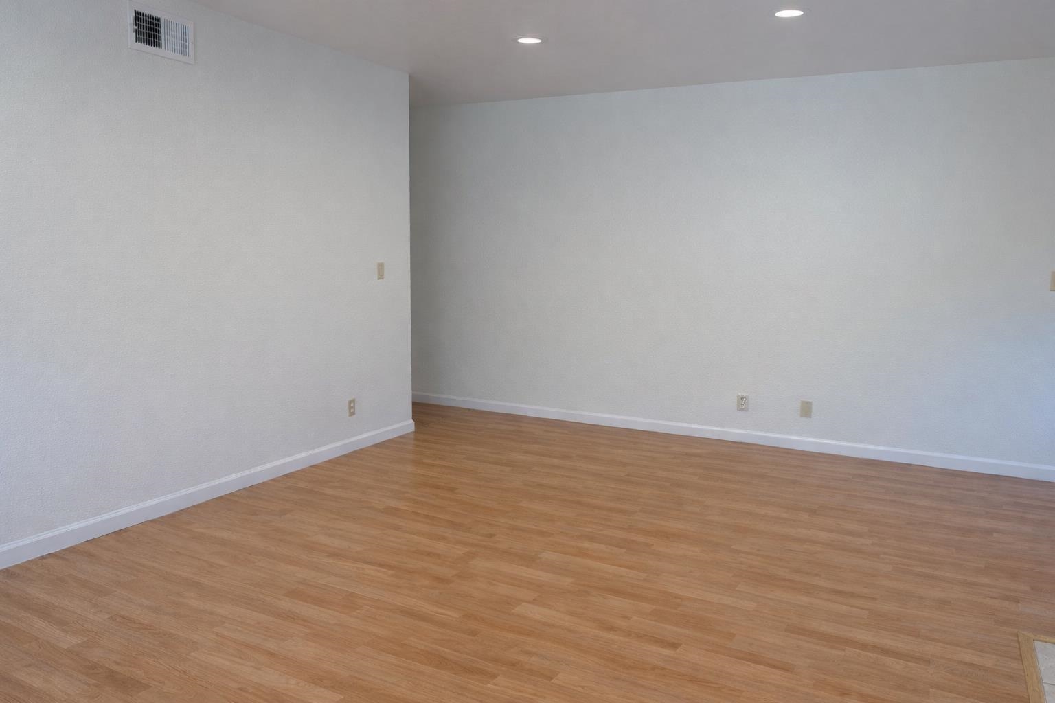 Detail Gallery Image 3 of 12 For 34749 Alvarado Niles Rd #4,  Union City,  CA 94587 - 2 Beds | 1 Baths