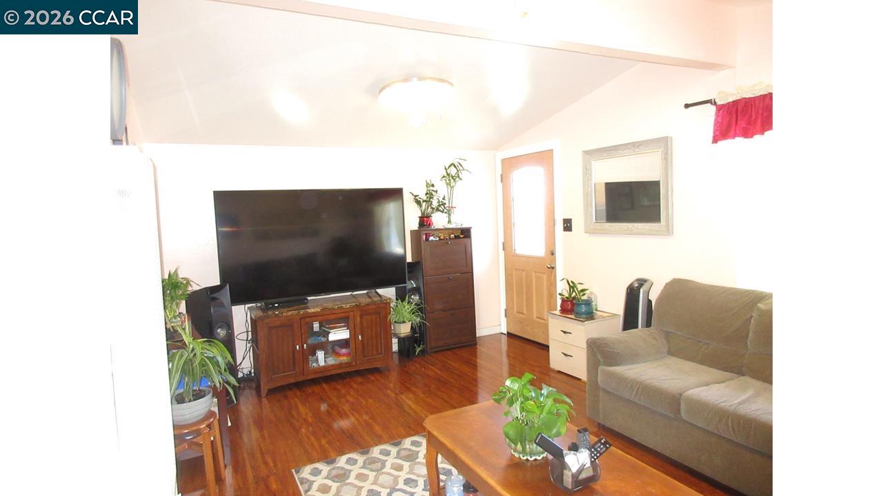 Detail Gallery Image 3 of 18 For 2106 Alfreda Blvd, San Pablo,  CA 94806 - 3 Beds | 1/1 Baths