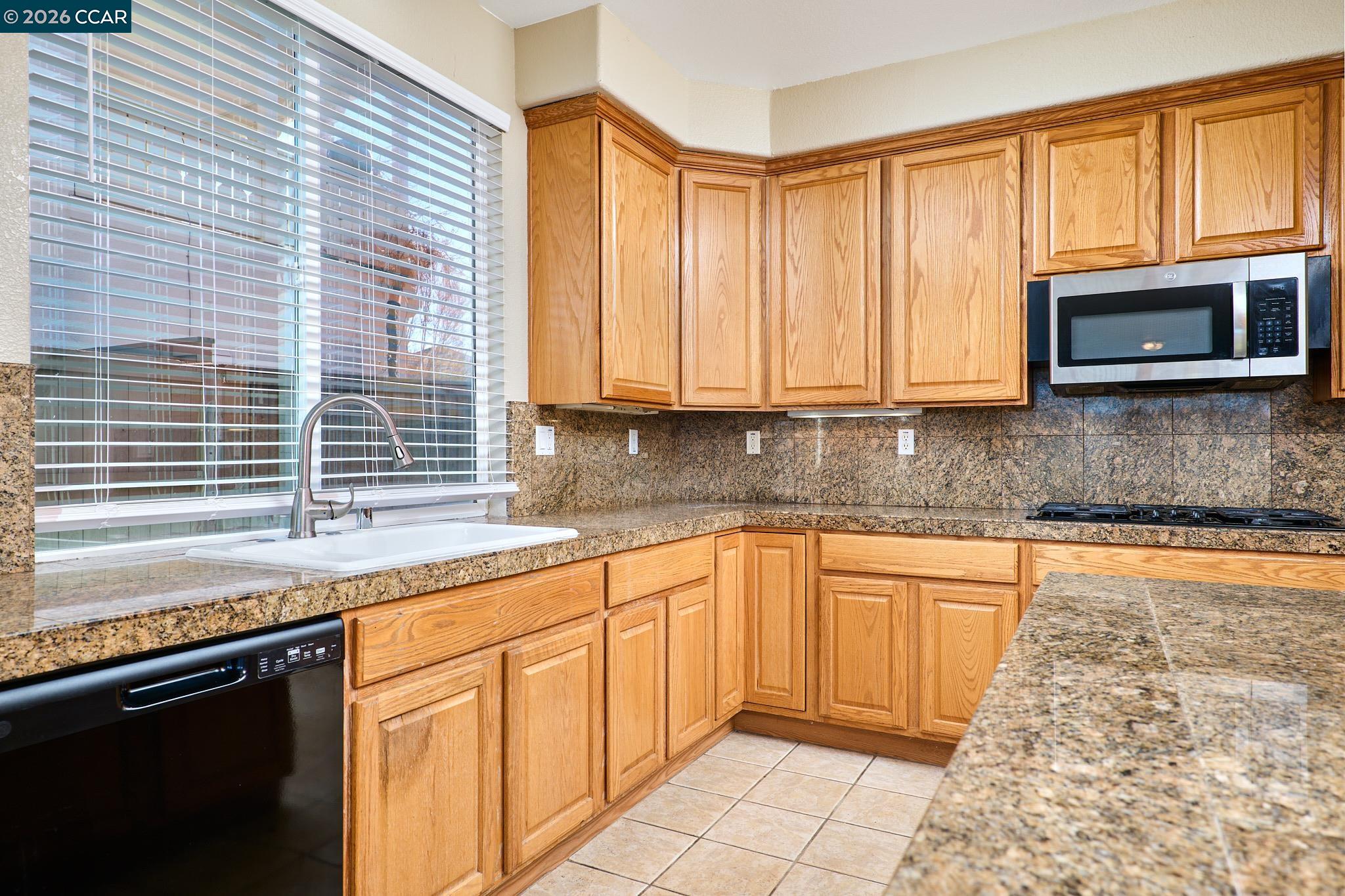 Detail Gallery Image 7 of 45 For 1752 Langholm Way, Folsom,  CA 95630 - 5 Beds | 4 Baths