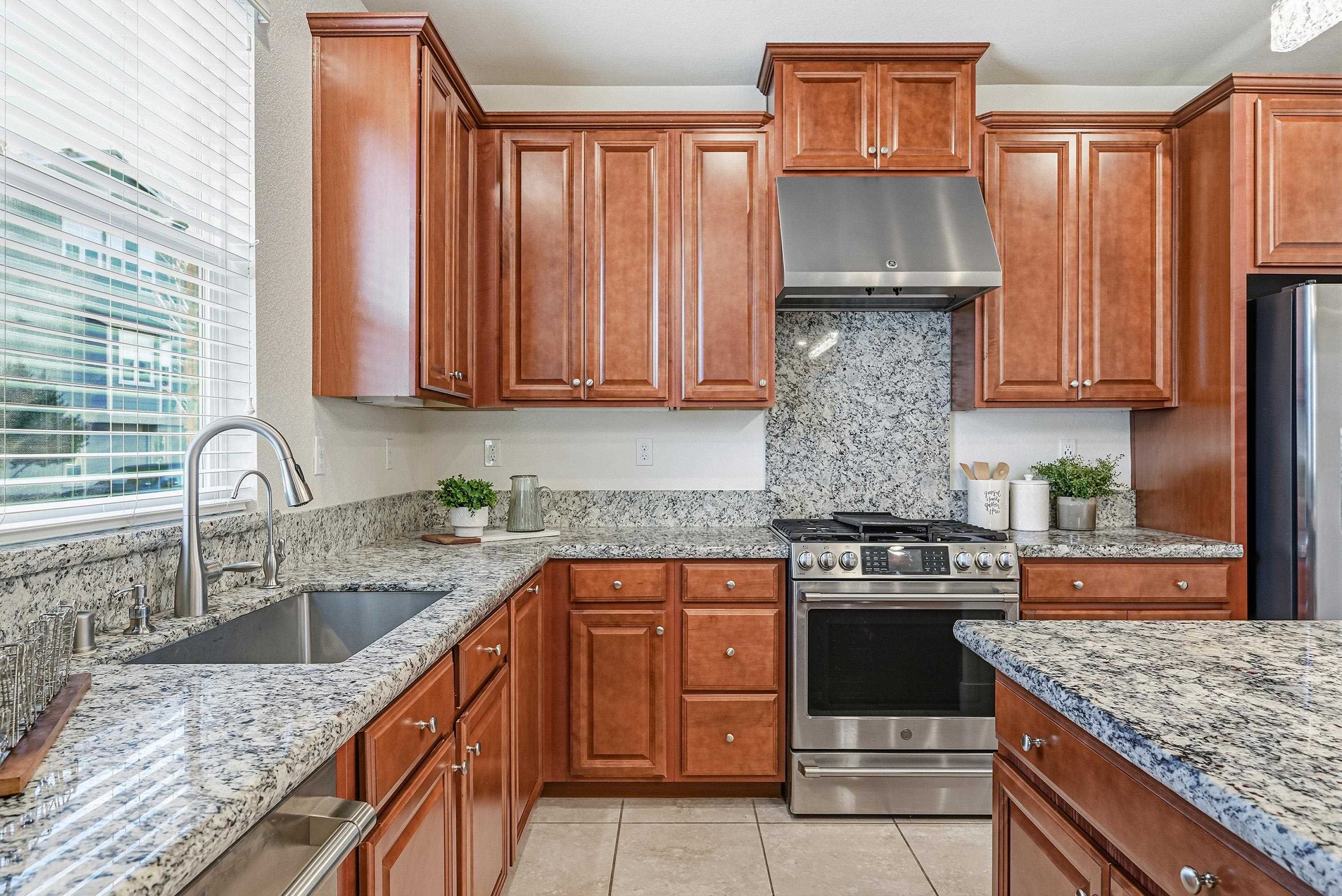 Detail Gallery Image 8 of 38 For 2933 Stringham Way, Dublin,  CA 94568 - 4 Beds | 2/1 Baths