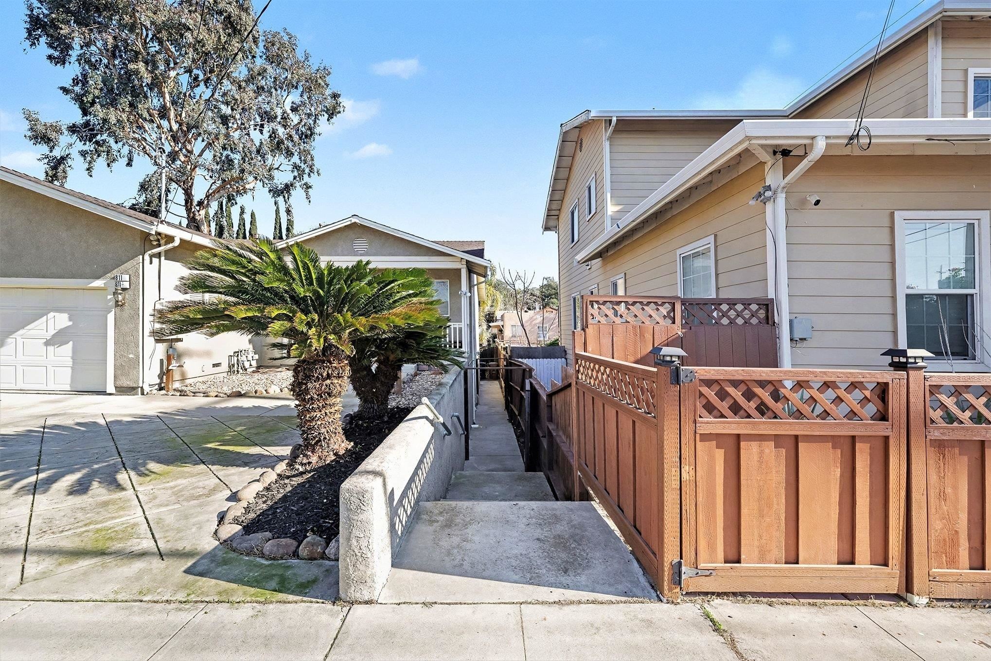 Detail Gallery Image 5 of 29 For 811 G St #811 AND 811 1/2,  Antioch,  CA 94509 - 6 Beds | 3 Baths