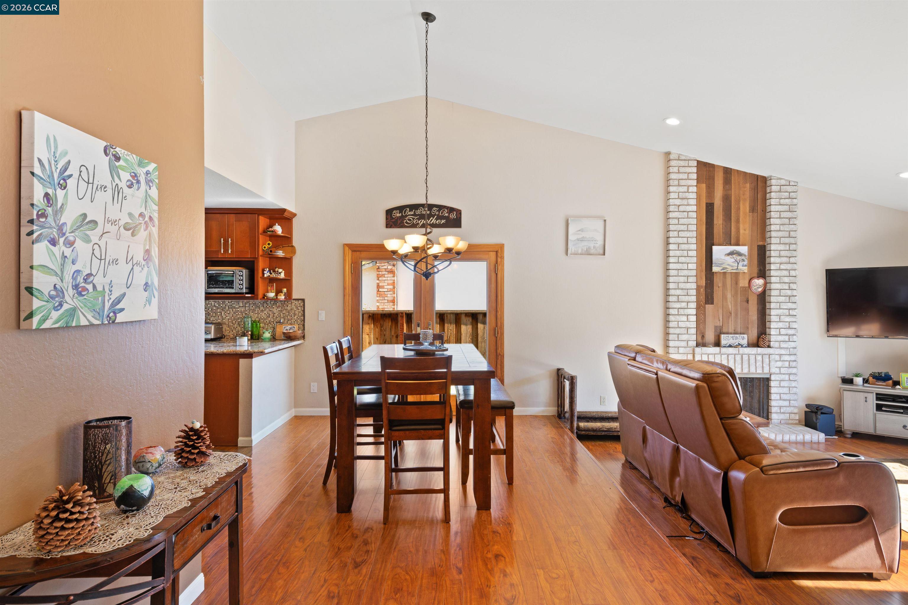 Detail Gallery Image 6 of 41 For 305 Mountaire Pkwy, Clayton,  CA 94517 - 4 Beds | 2 Baths