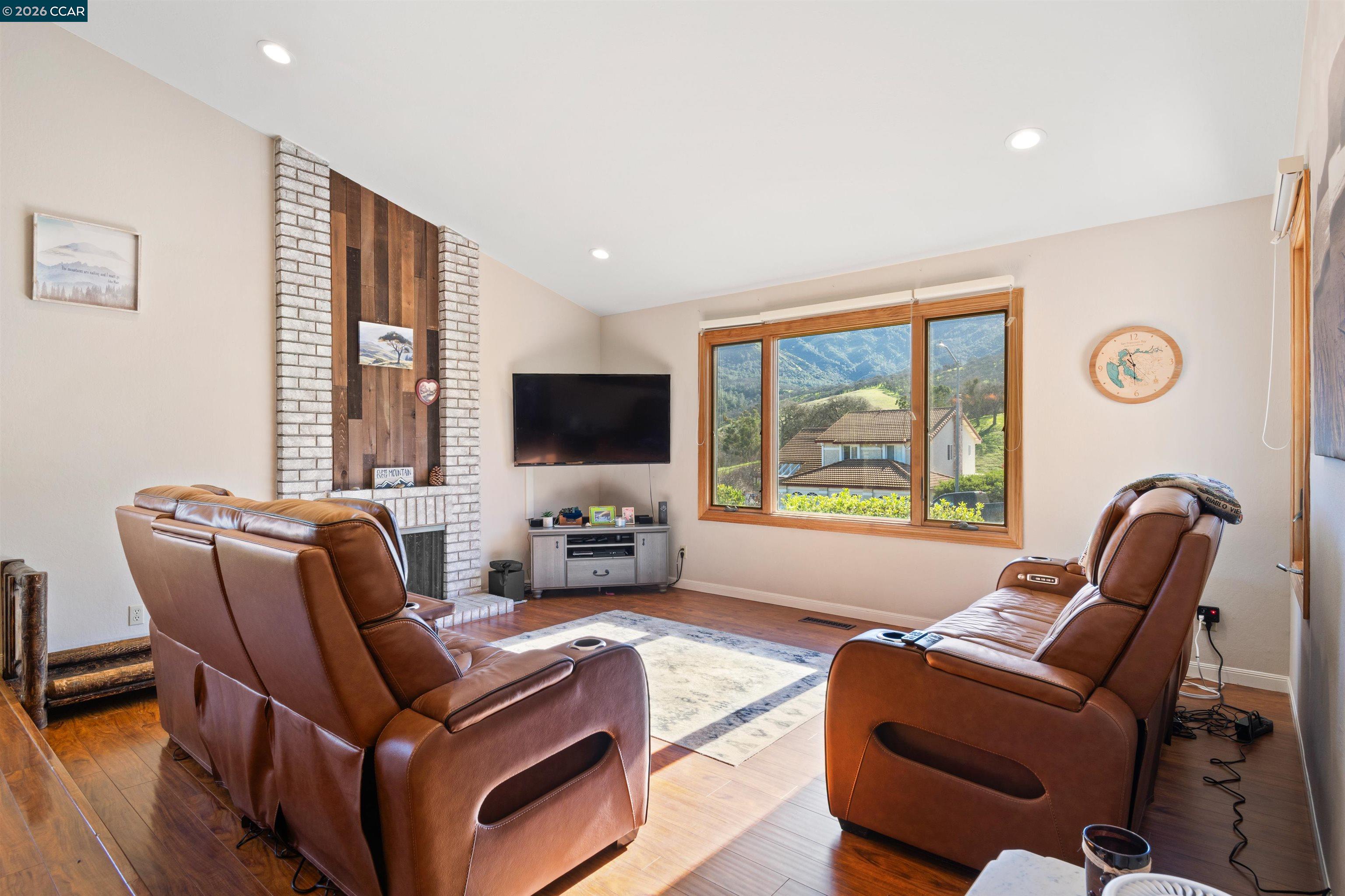 Detail Gallery Image 8 of 41 For 305 Mountaire Pkwy, Clayton,  CA 94517 - 4 Beds | 2 Baths