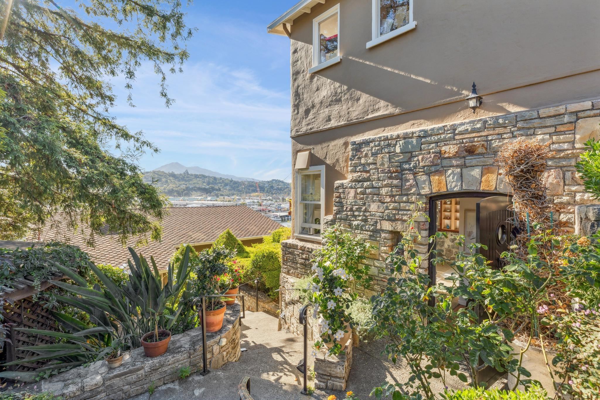 Detail Gallery Image 2 of 51 For 28 Marina Court Dr, San Rafael,  CA 94901 - 3 Beds | 2/1 Baths