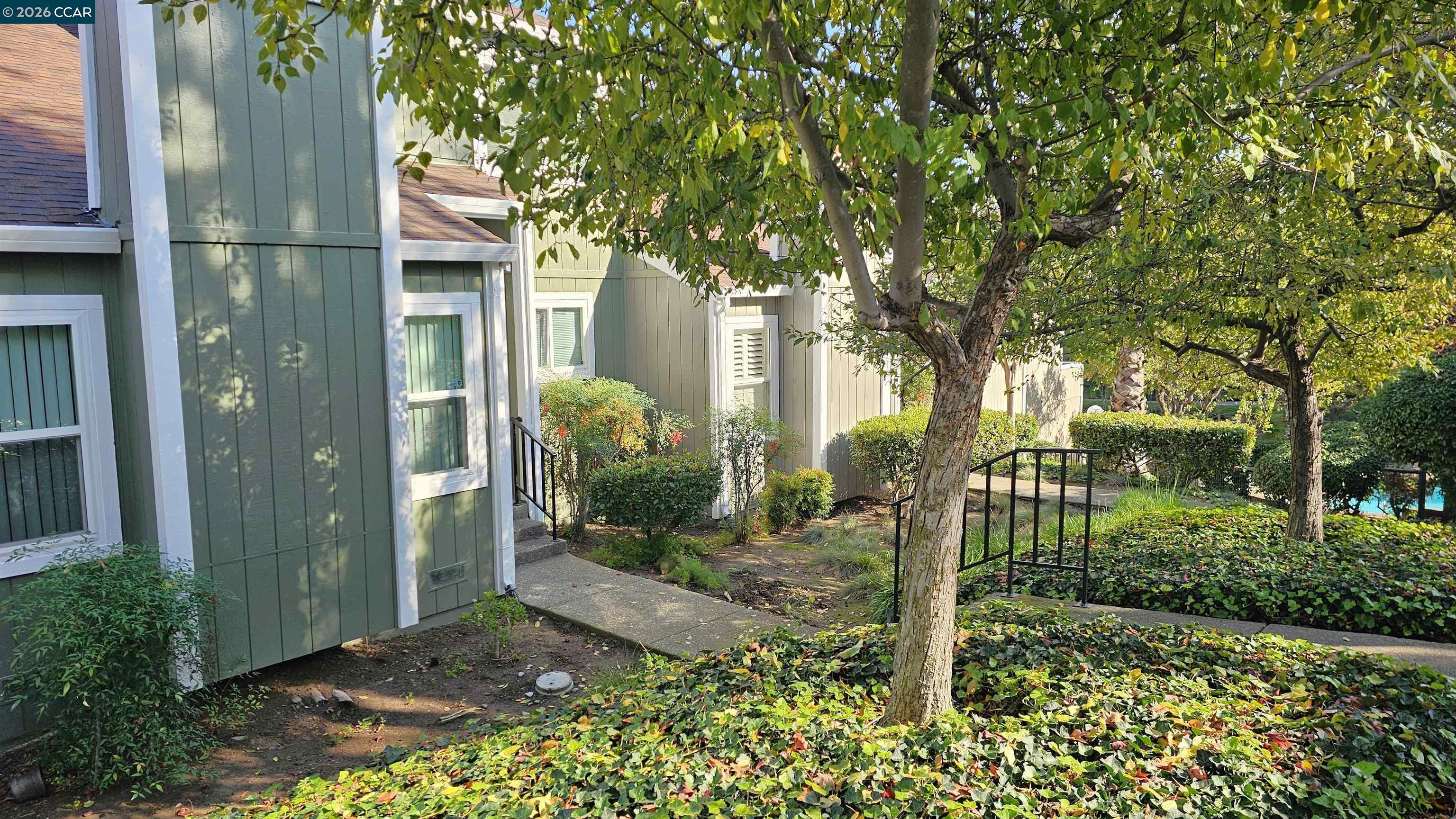 Detail Gallery Image 4 of 36 For 347 Scottsdale Rd, Pleasant Hill,  CA 94523 - 3 Beds | 2/1 Baths