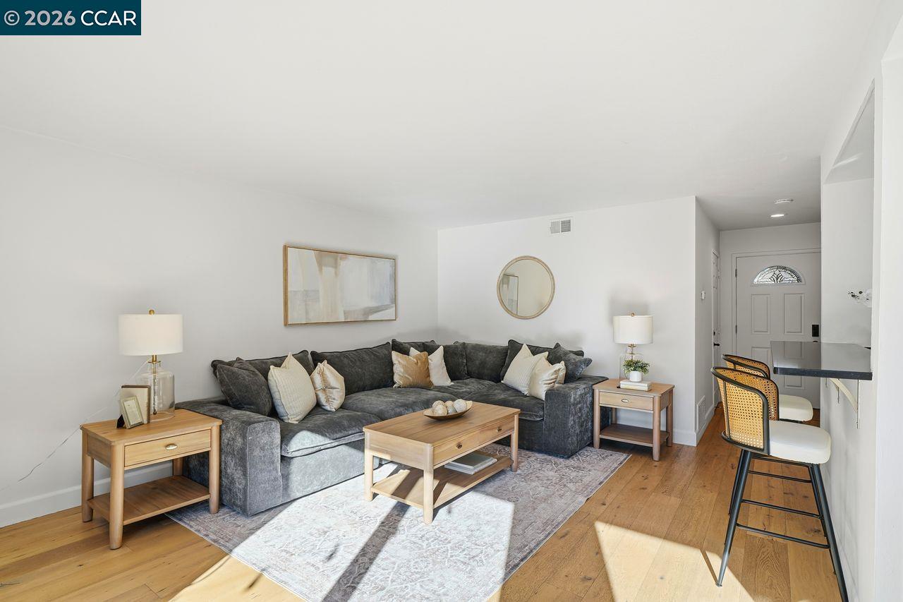 Photo #2: 41120878 Listing: Photo #2