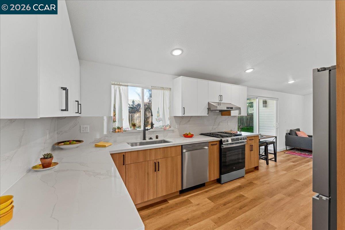 Detail Gallery Image 4 of 33 For 5169 Concord Blvd, Concord,  CA 94521 - 4 Beds | 3 Baths