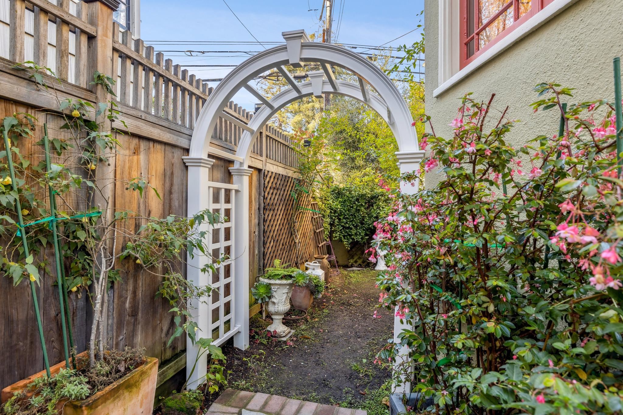 Detail Gallery Image 48 of 60 For 1416 Versailles Ave, Alameda,  CA 94501 - 3 Beds | 2 Baths