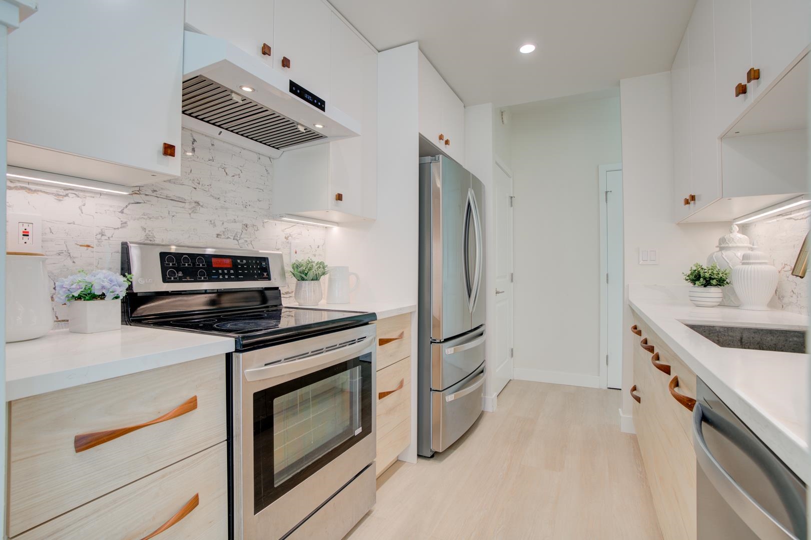 Detail Gallery Image 9 of 45 For 2271 Armada Way, San Mateo,  CA 94404 - 2 Beds | 2/1 Baths