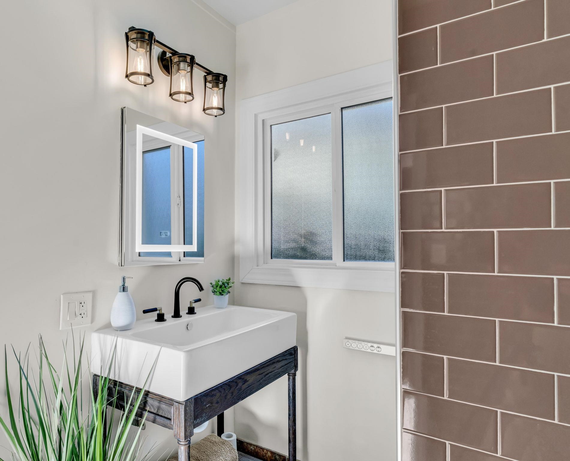 Detail Gallery Image 23 of 48 For 3000 56th Ave, Oakland,  CA 94605 - 4 Beds | 3 Baths