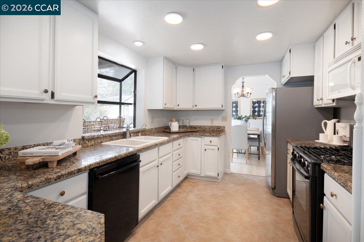 Detail Gallery Image 7 of 25 For 15 Aspen Ct, El Sobrante,  CA 94803 - 4 Beds | 3 Baths