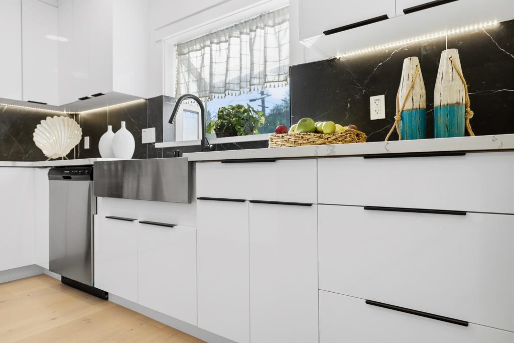 Detail Gallery Image 13 of 59 For 19790 Stanton Ave, Castro Valley,  CA 94546 - 4 Beds | 3 Baths