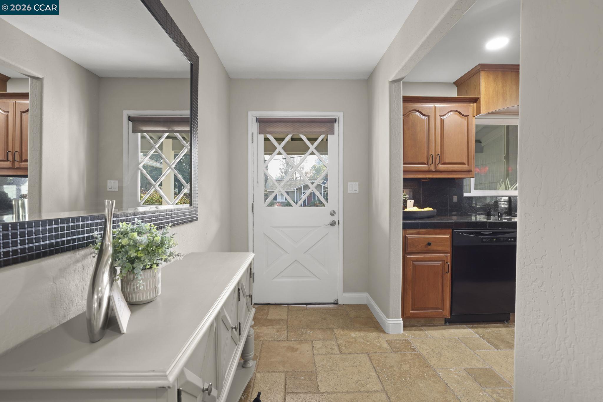 Detail Gallery Image 7 of 32 For 202 Christie Dr, Martinez,  CA 94553 - 3 Beds | 2 Baths