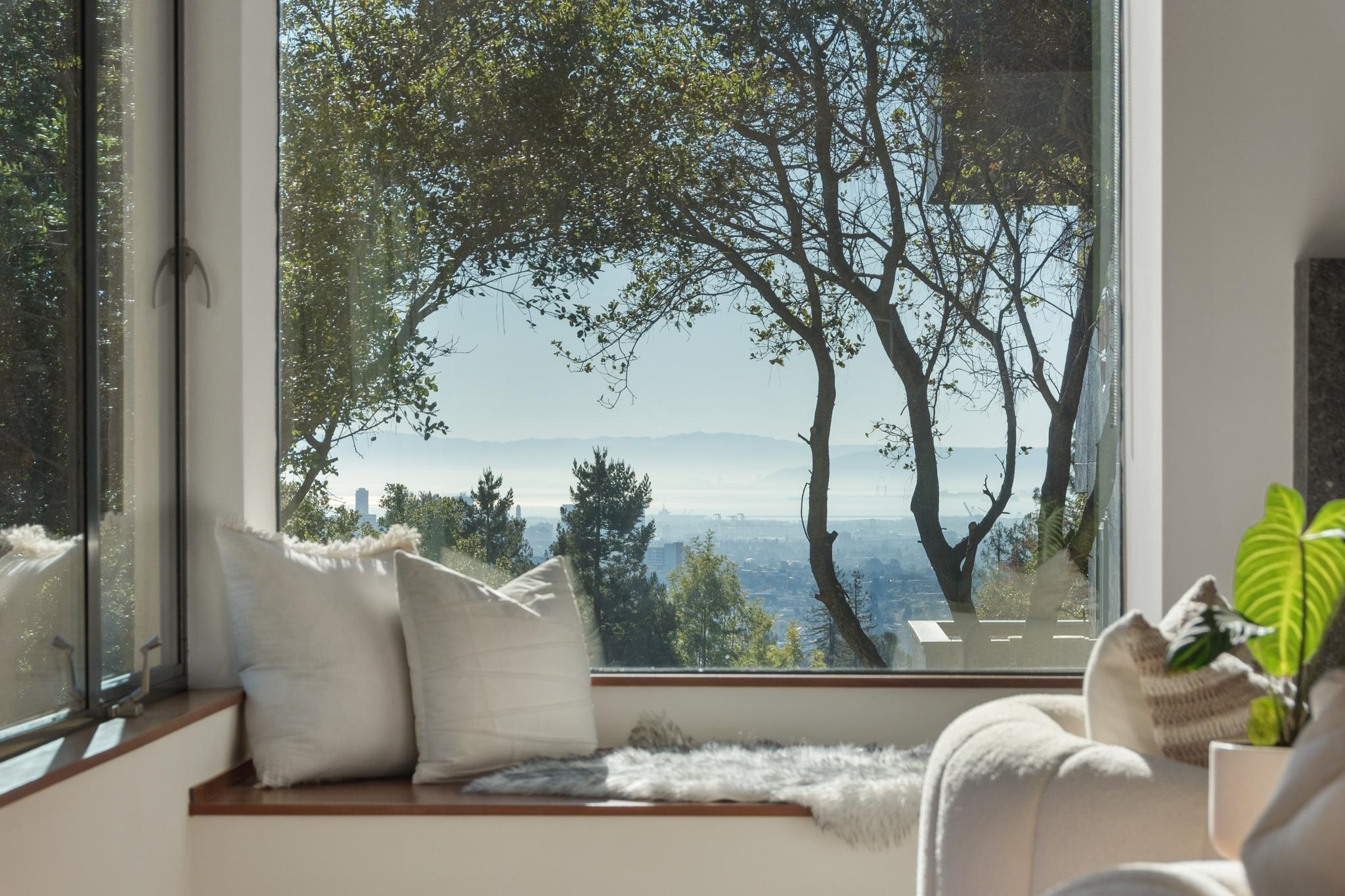 Detail Gallery Image 5 of 59 For 1015 Grand View Dr, Berkeley,  CA 94705 - 5 Beds | 4/1 Baths