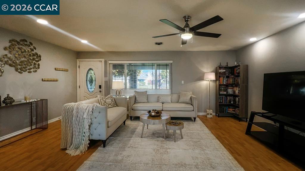 Detail Gallery Image 4 of 49 For 5510 Alaska Dr, Concord,  CA 94521 - 3 Beds | 2 Baths