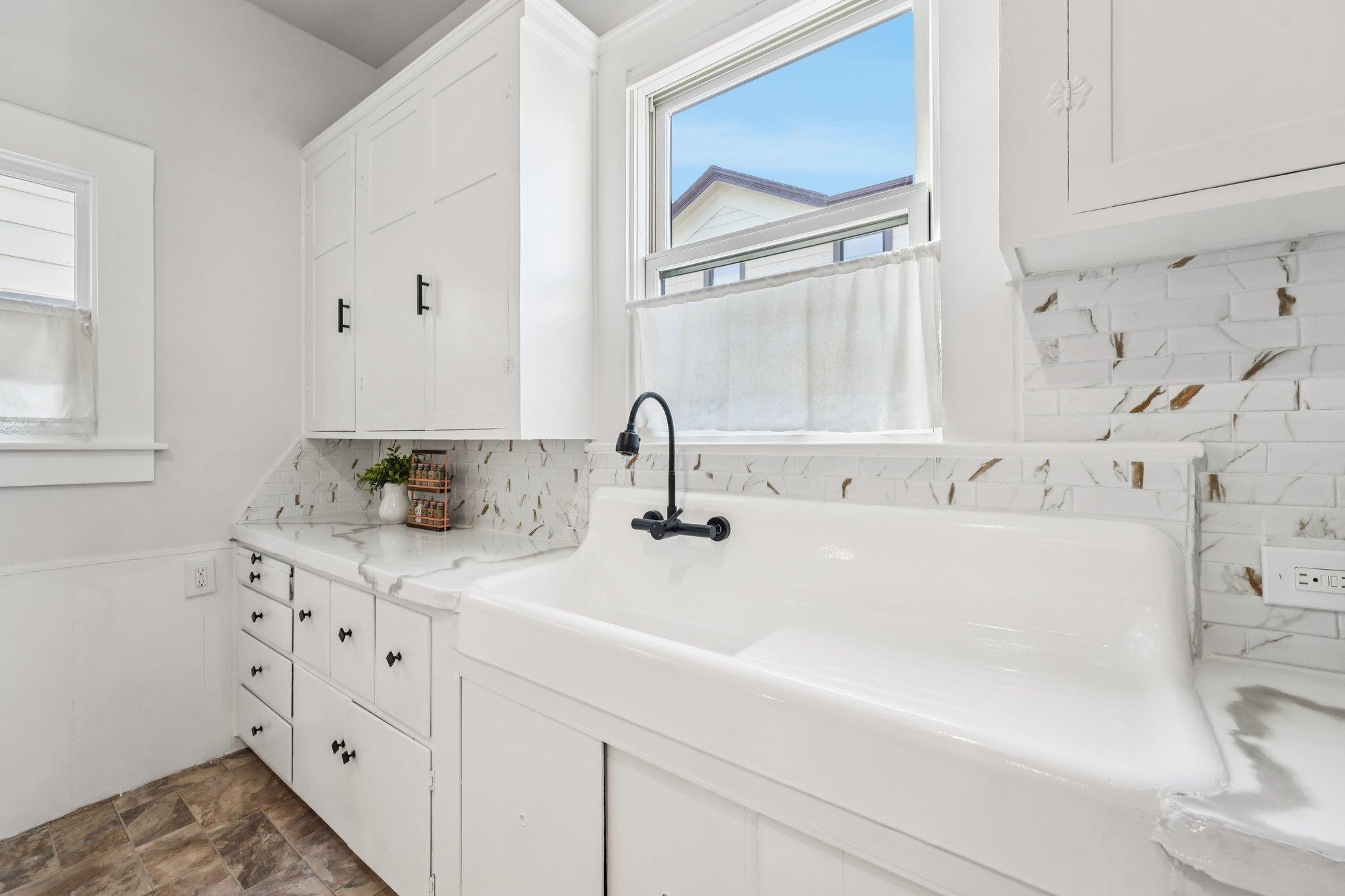 Detail Gallery Image 13 of 31 For 1549 5th Ave, Oakland,  CA 94606 - 4 Beds | 2 Baths