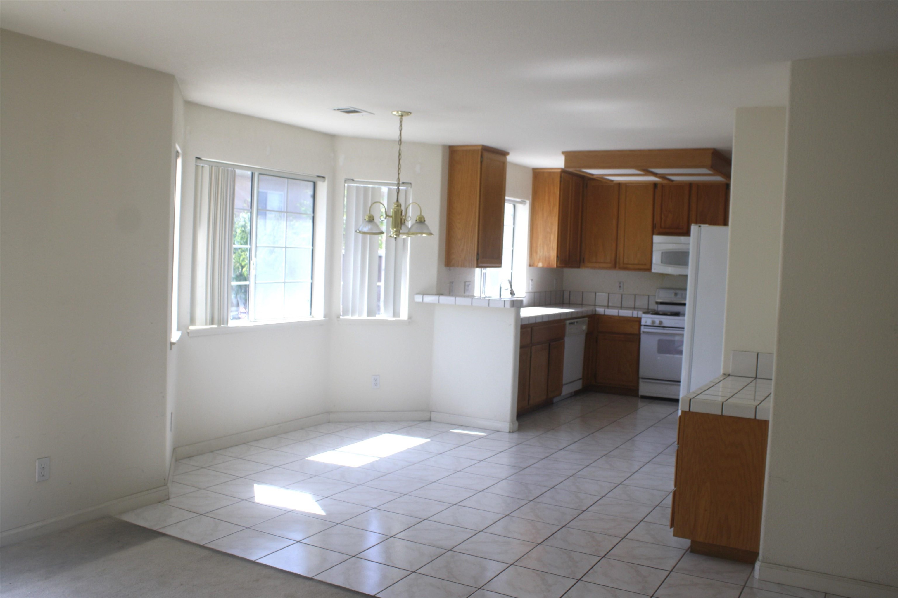 Detail Gallery Image 12 of 33 For 2011 Agate Ct, Vallejo,  CA 94591 - 5 Beds | 3 Baths