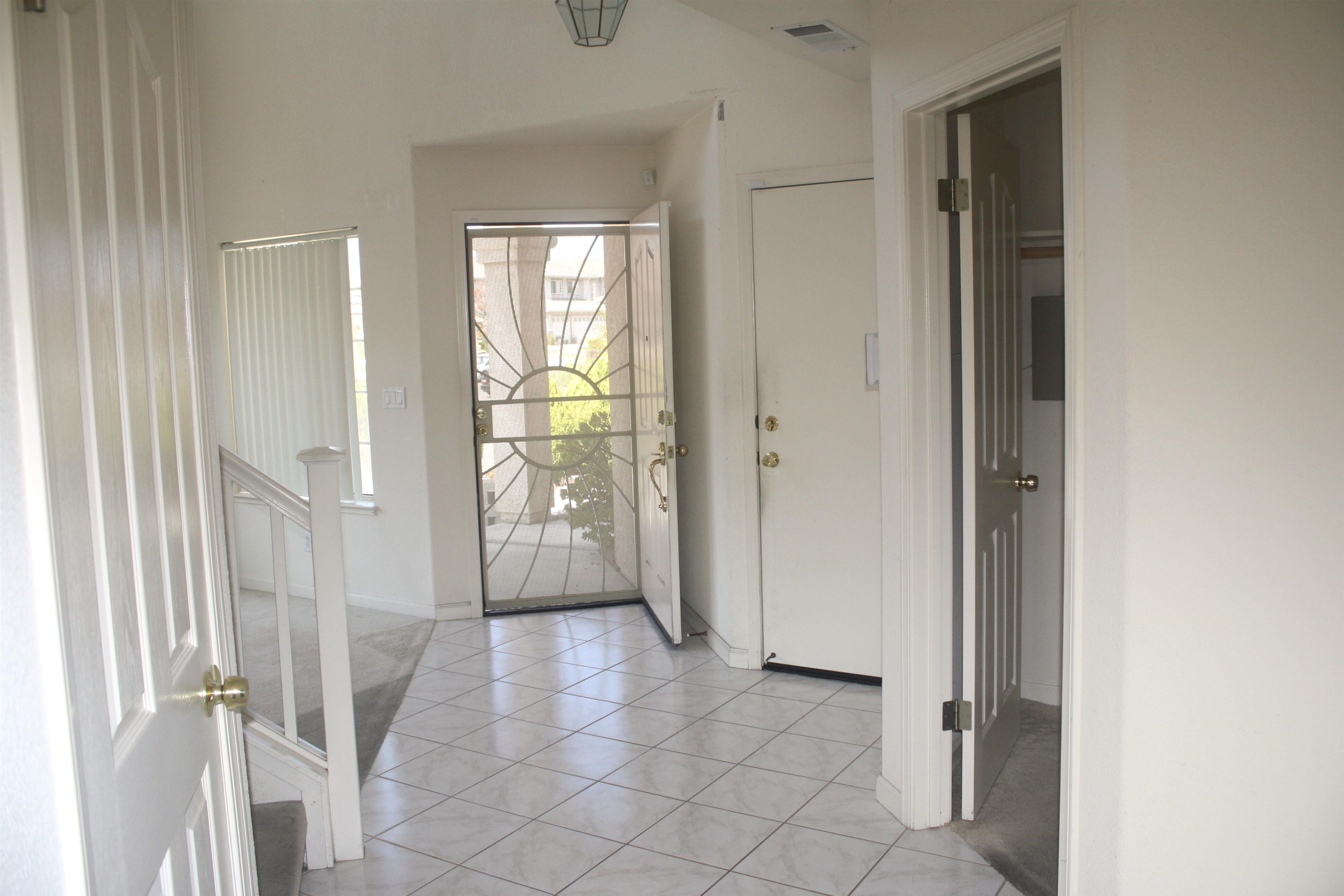 Detail Gallery Image 4 of 33 For 2011 Agate Ct, Vallejo,  CA 94591 - 5 Beds | 3 Baths