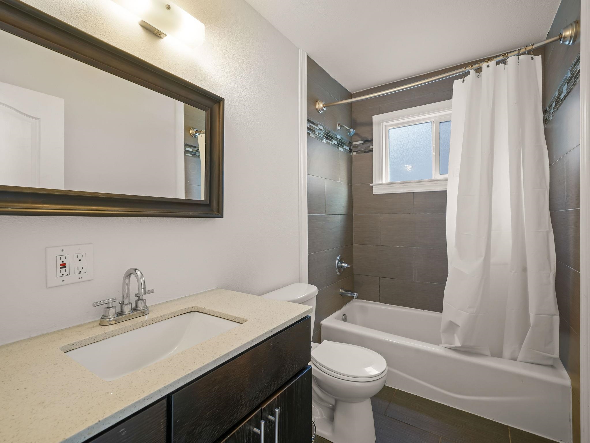 Detail Gallery Image 15 of 48 For 6208 Oakdale Ave, Oakland,  CA 94605 - 4 Beds | 3 Baths