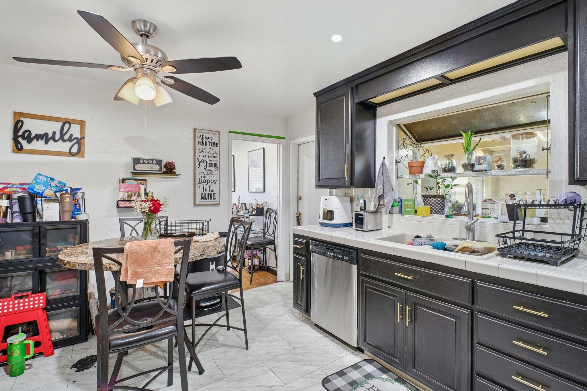 Detail Gallery Image 10 of 25 For 127 Hampton Rd, Hayward,  CA 94541 - 3 Beds | 2 Baths