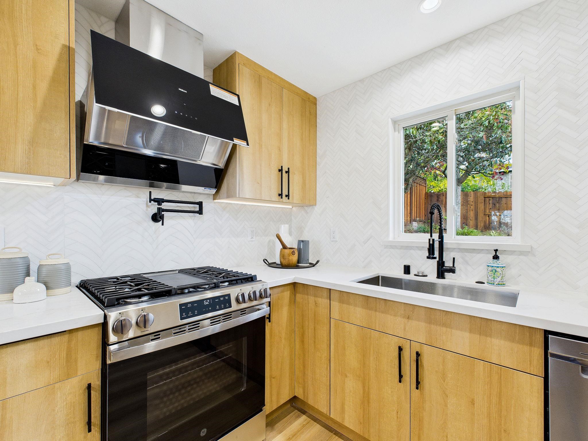 Detail Gallery Image 13 of 60 For 17658 Garland Ct, Castro Valley,  CA 94546 - 3 Beds | 2/1 Baths