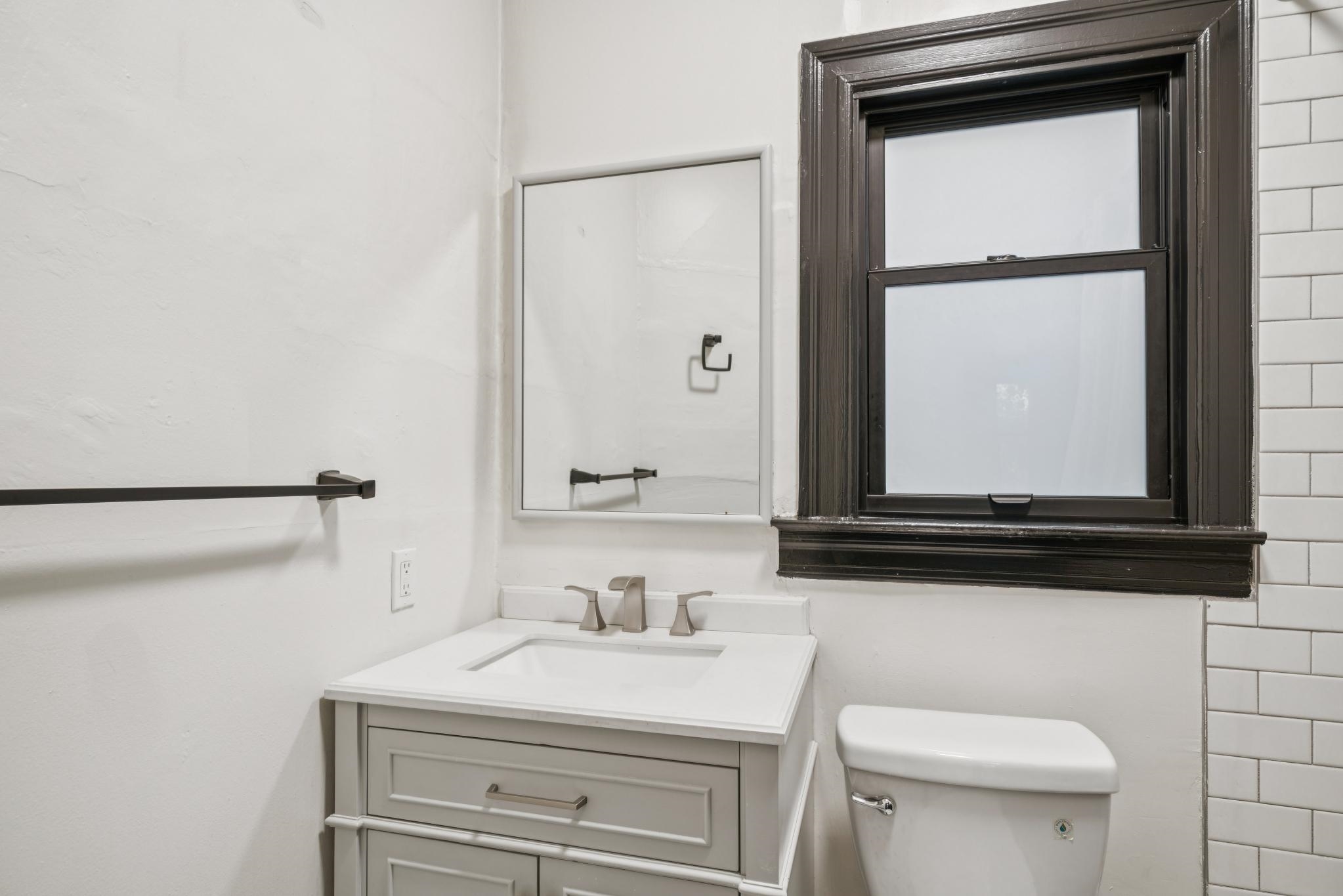 Detail Gallery Image 11 of 41 For 925 E 19th St, Oakland,  CA 94606 - 3 Beds | 2 Baths