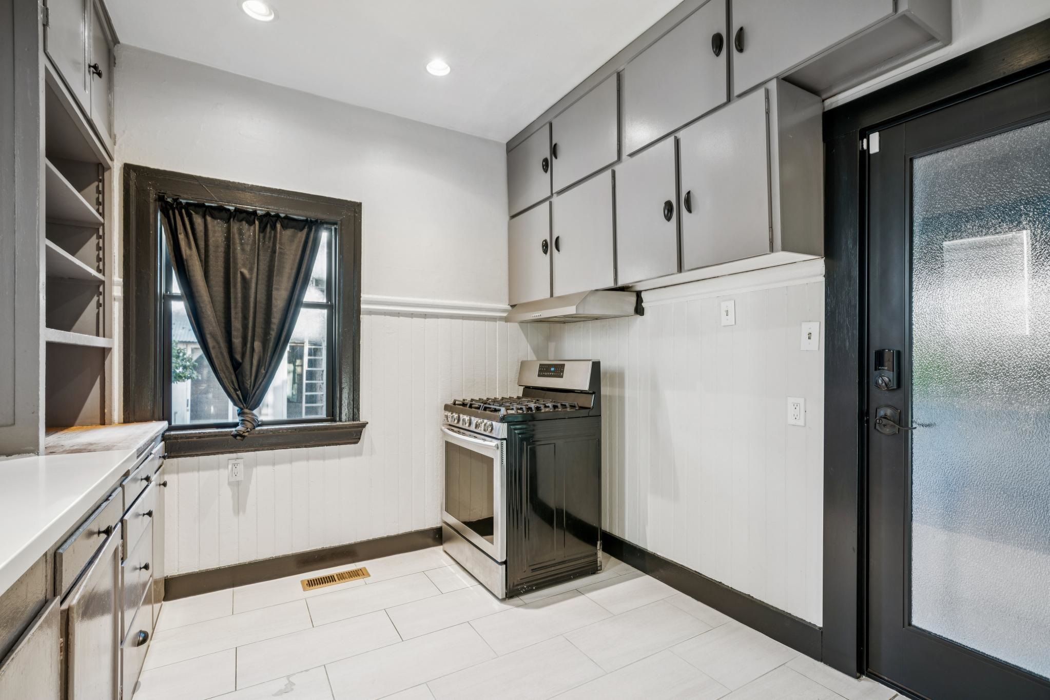 Detail Gallery Image 16 of 41 For 925 E 19th St, Oakland,  CA 94606 - 3 Beds | 2 Baths