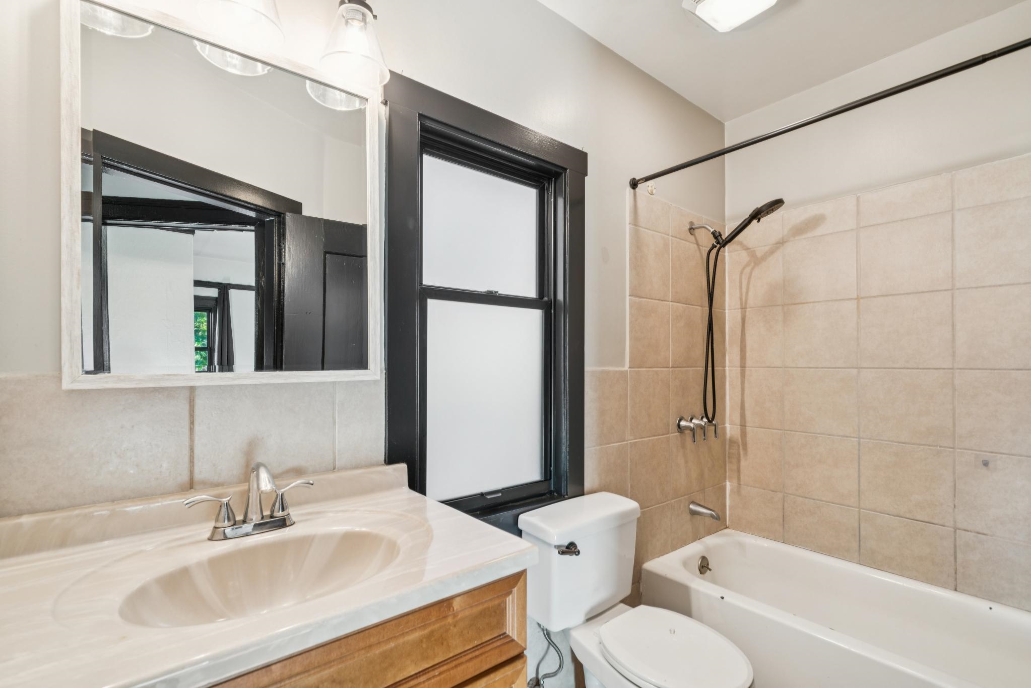 Detail Gallery Image 18 of 41 For 925 E 19th St, Oakland,  CA 94606 - 3 Beds | 2 Baths