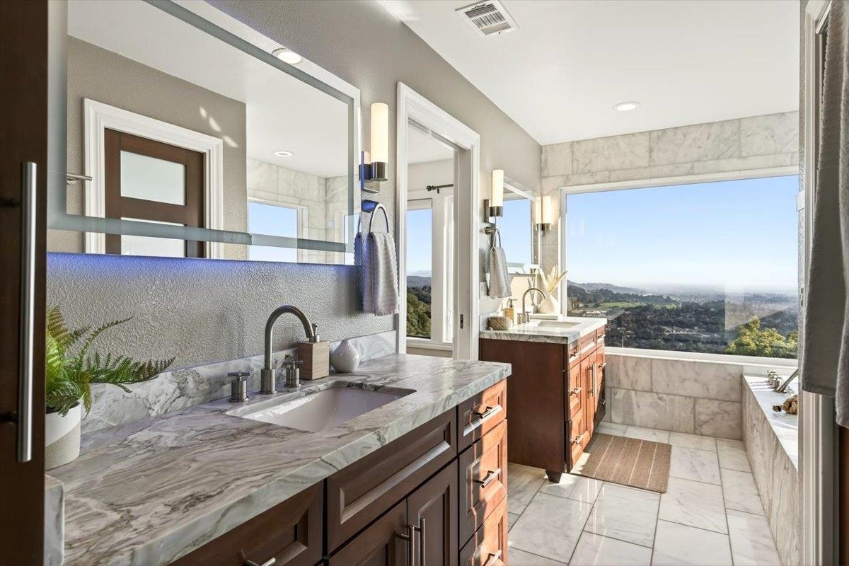 Detail Gallery Image 29 of 60 For 4308 View Crest Ct, Oakland,  CA 94619 - 4 Beds | 2/1 Baths