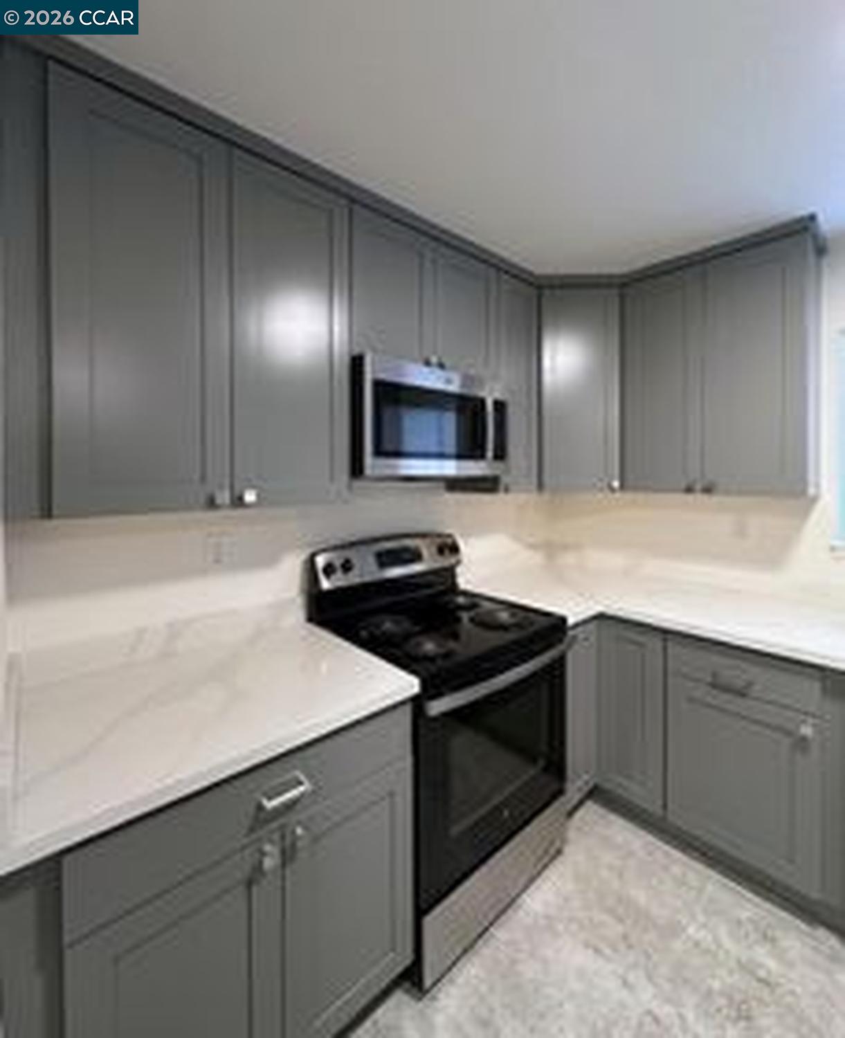 Detail Gallery Image 4 of 17 For 568 Dean Street, Hayward,  CA 94541 - – Beds | – Baths