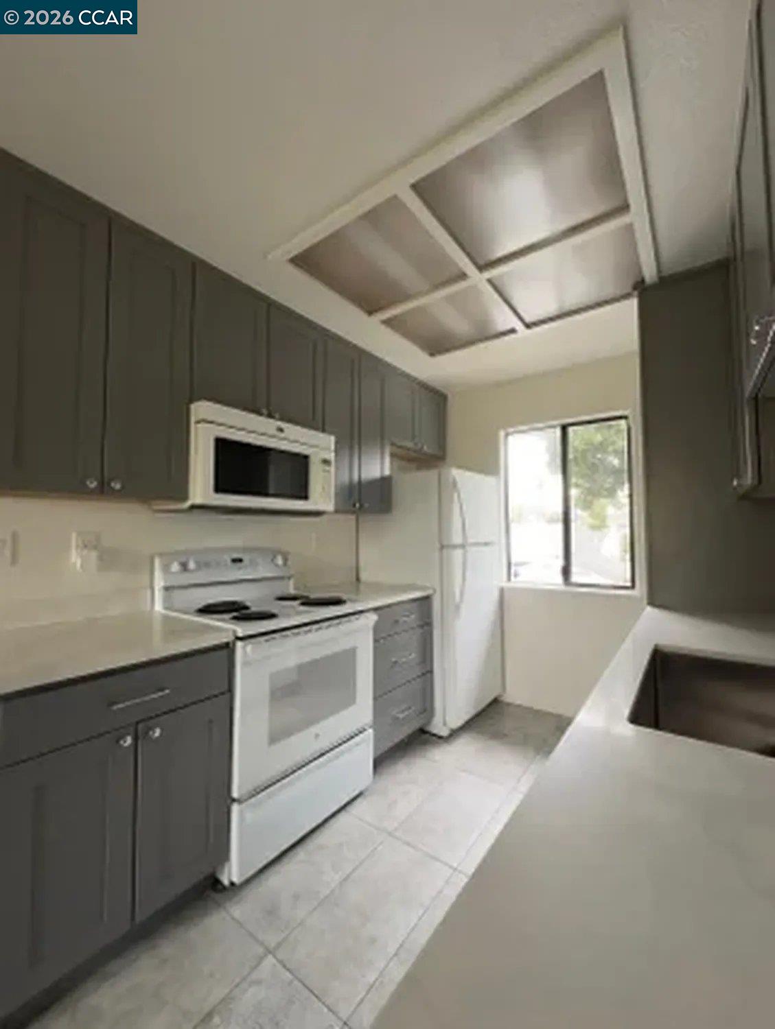 Detail Gallery Image 6 of 17 For 568 Dean Street, Hayward,  CA 94541 - – Beds | – Baths