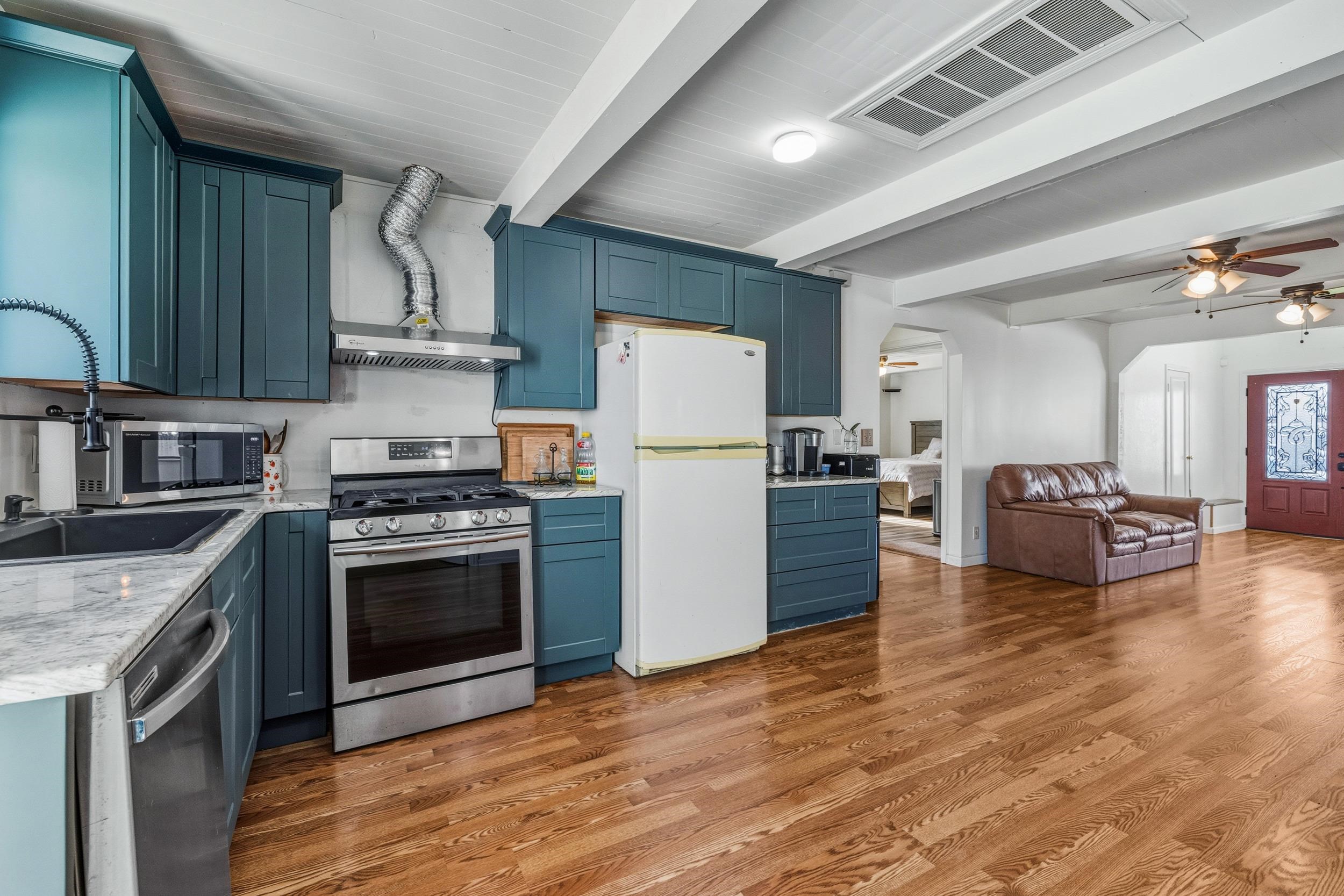 Detail Gallery Image 5 of 29 For 1704 East St, Tracy,  CA 95376 - 3 Beds | 2 Baths