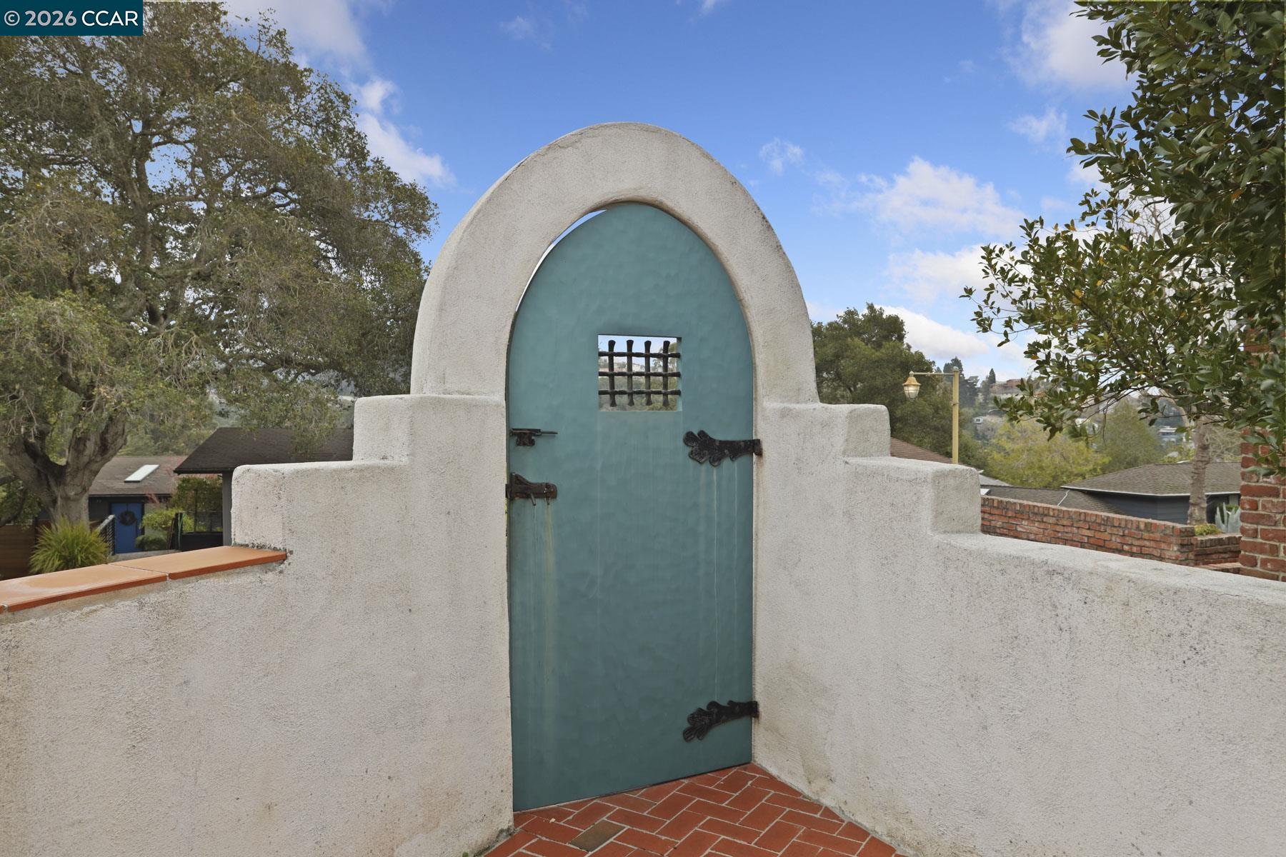 Detail Gallery Image 3 of 55 For 204 El Camino Real, Berkeley,  CA 94705-2825 - 5 Beds | 3/1 Baths