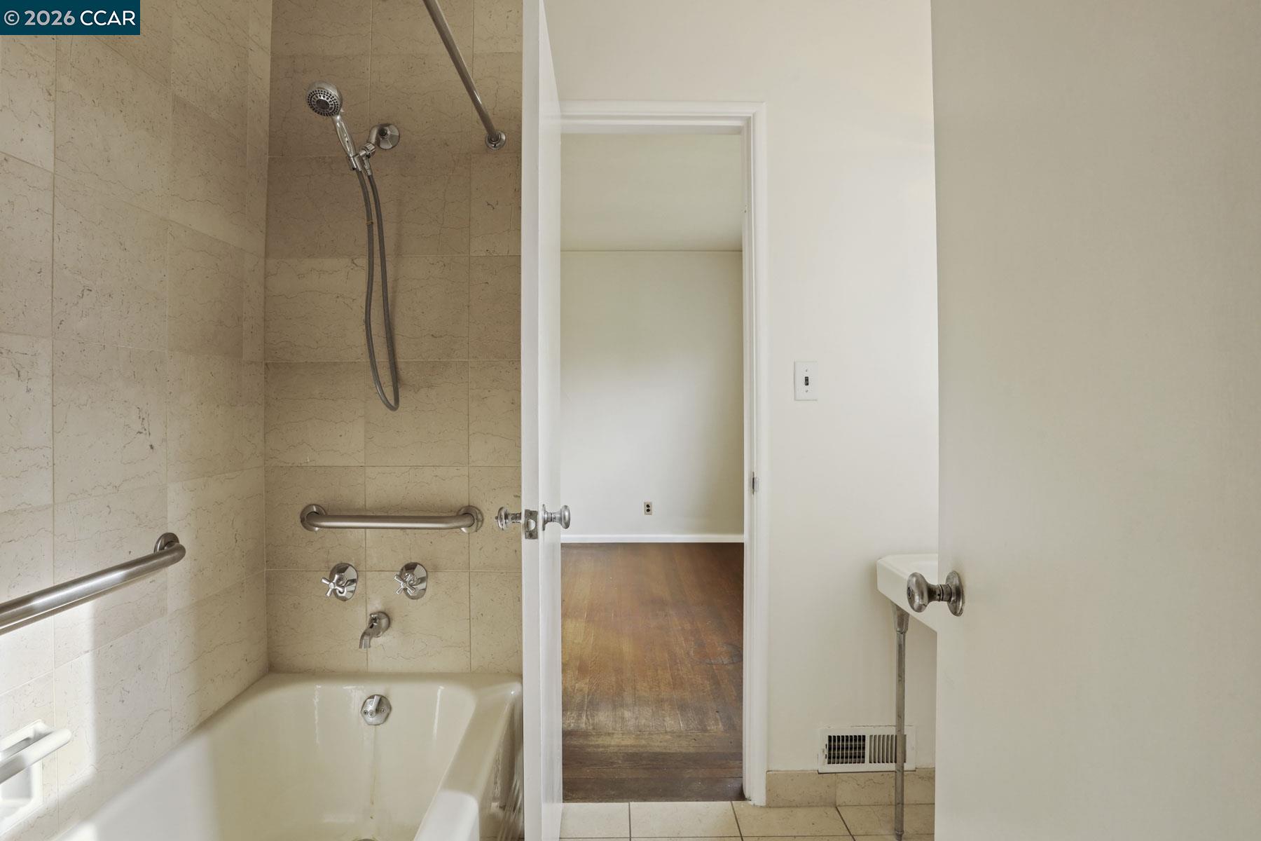 Detail Gallery Image 26 of 55 For 204 El Camino Real, Berkeley,  CA 94705-2825 - 5 Beds | 3/1 Baths