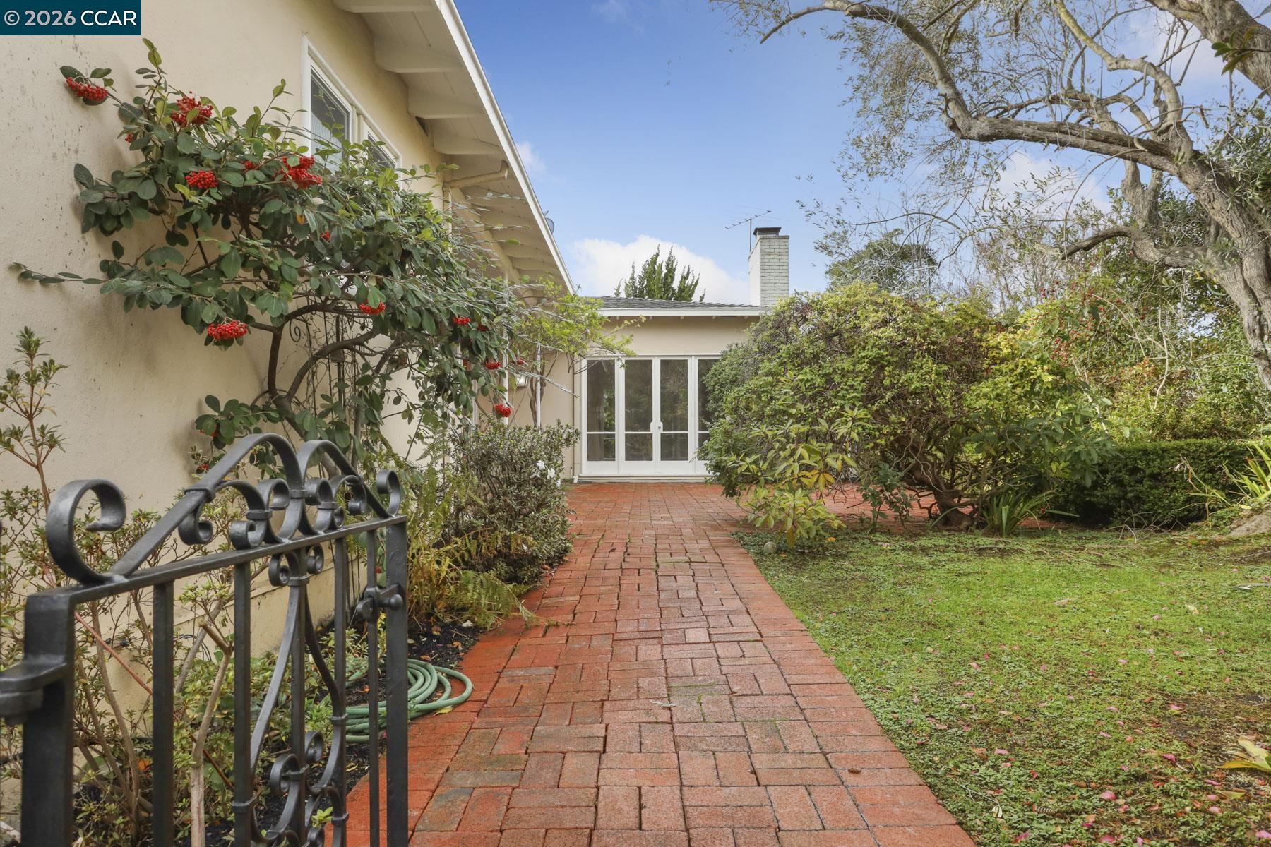 Detail Gallery Image 6 of 55 For 204 El Camino Real, Berkeley,  CA 94705-2825 - 5 Beds | 3/1 Baths