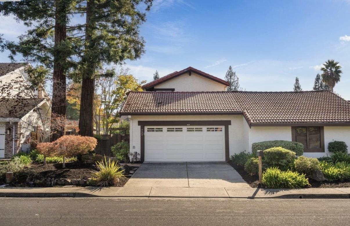 Detail Gallery Image 2 of 38 For 725 Old Creek Rd, Danville,  CA 94526 - 3 Beds | 2/1 Baths