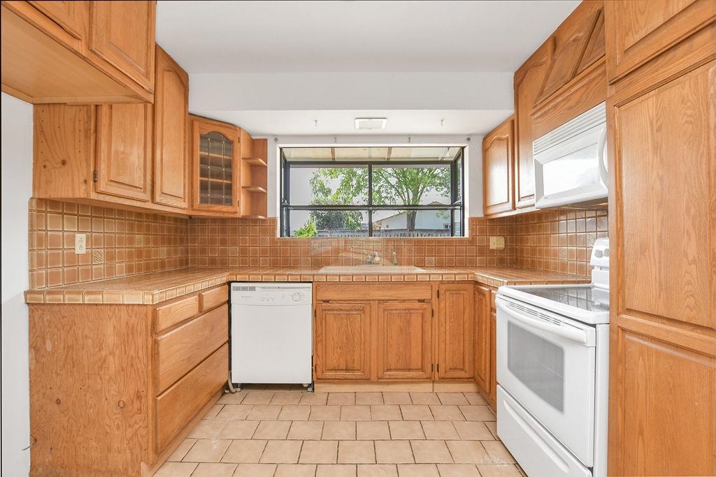 Detail Gallery Image 6 of 28 For 5035 Grimsby Dr, San Jose,  CA 95130 - 5 Beds | 2/1 Baths